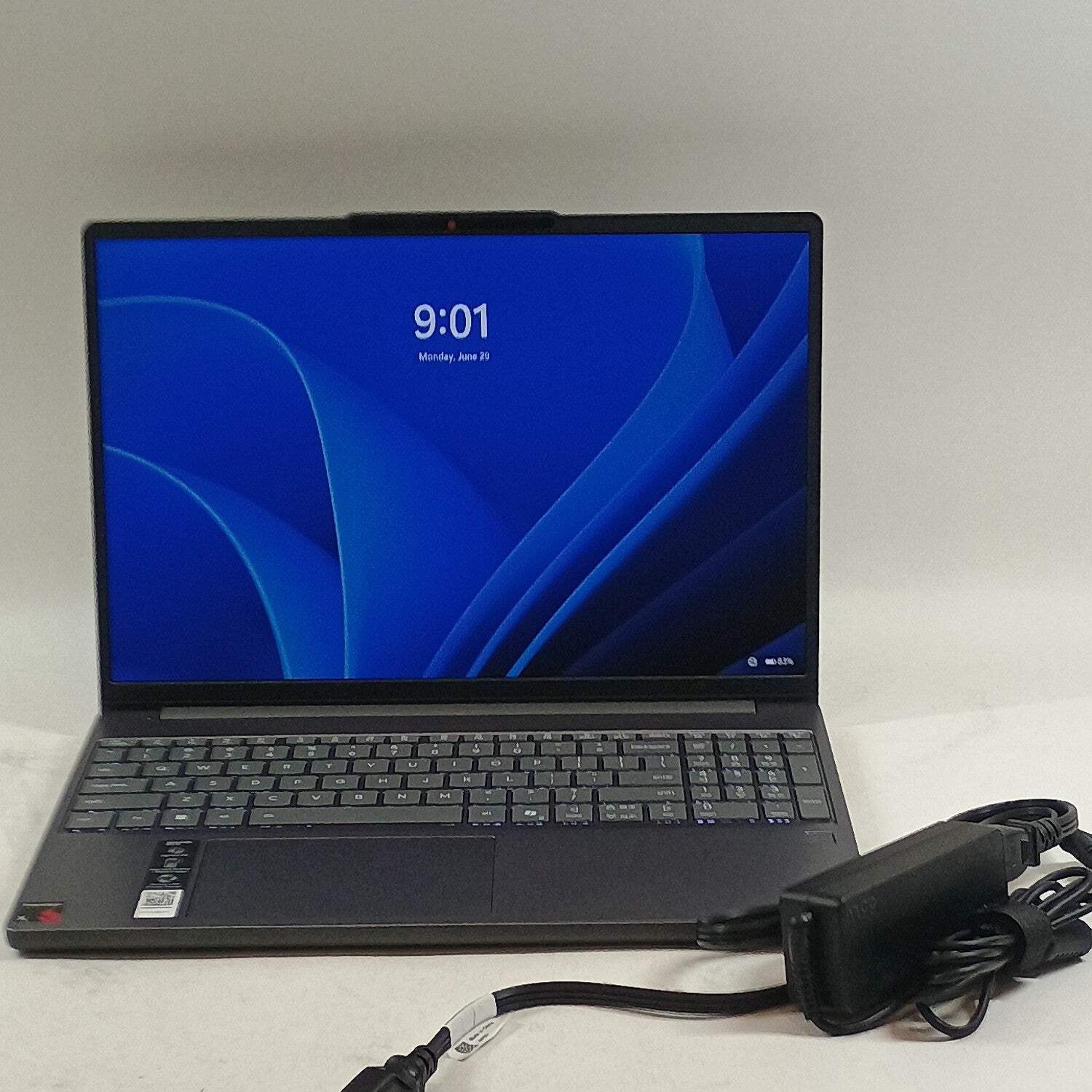 Lenovo IdeaPad Slim 3 15Q8X10 15.6″ Snapdragon X X1-26-100 2.9GHz 16GB RAM 256GB