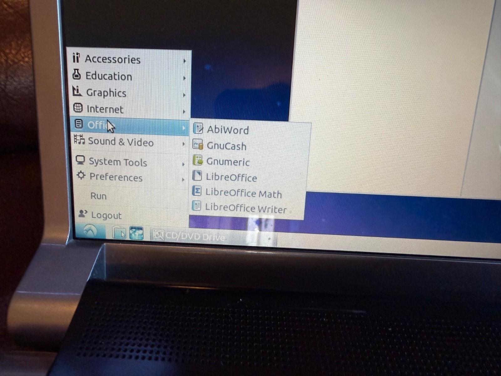 DELL STUDIO 17 – laptop running Ubuntu 320gb hard drive Core 2 duo