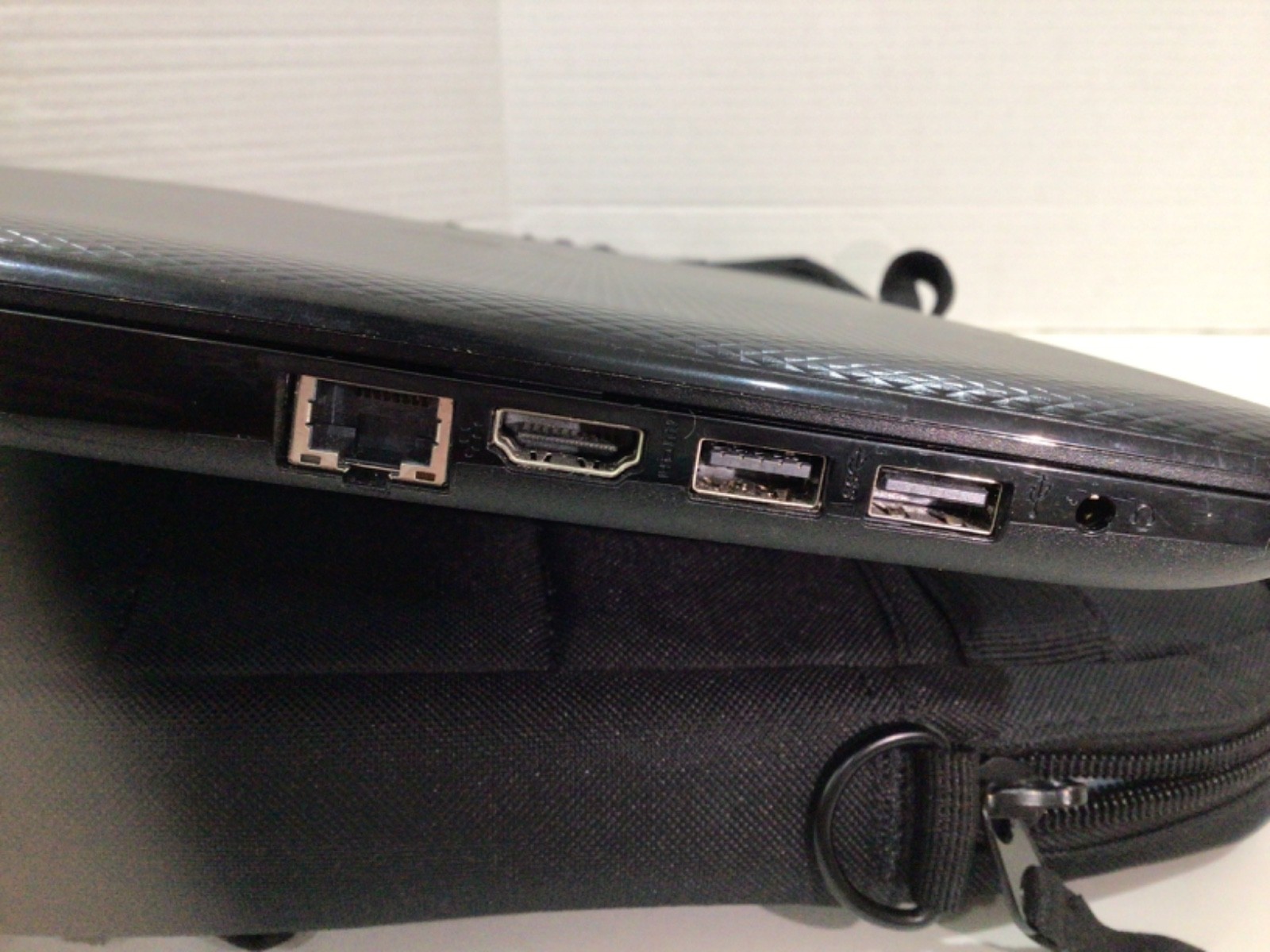 HP 15-af131dx Notebook AMD A6-5200 APU 4GB 500GB with Adapter & HP Soft Case