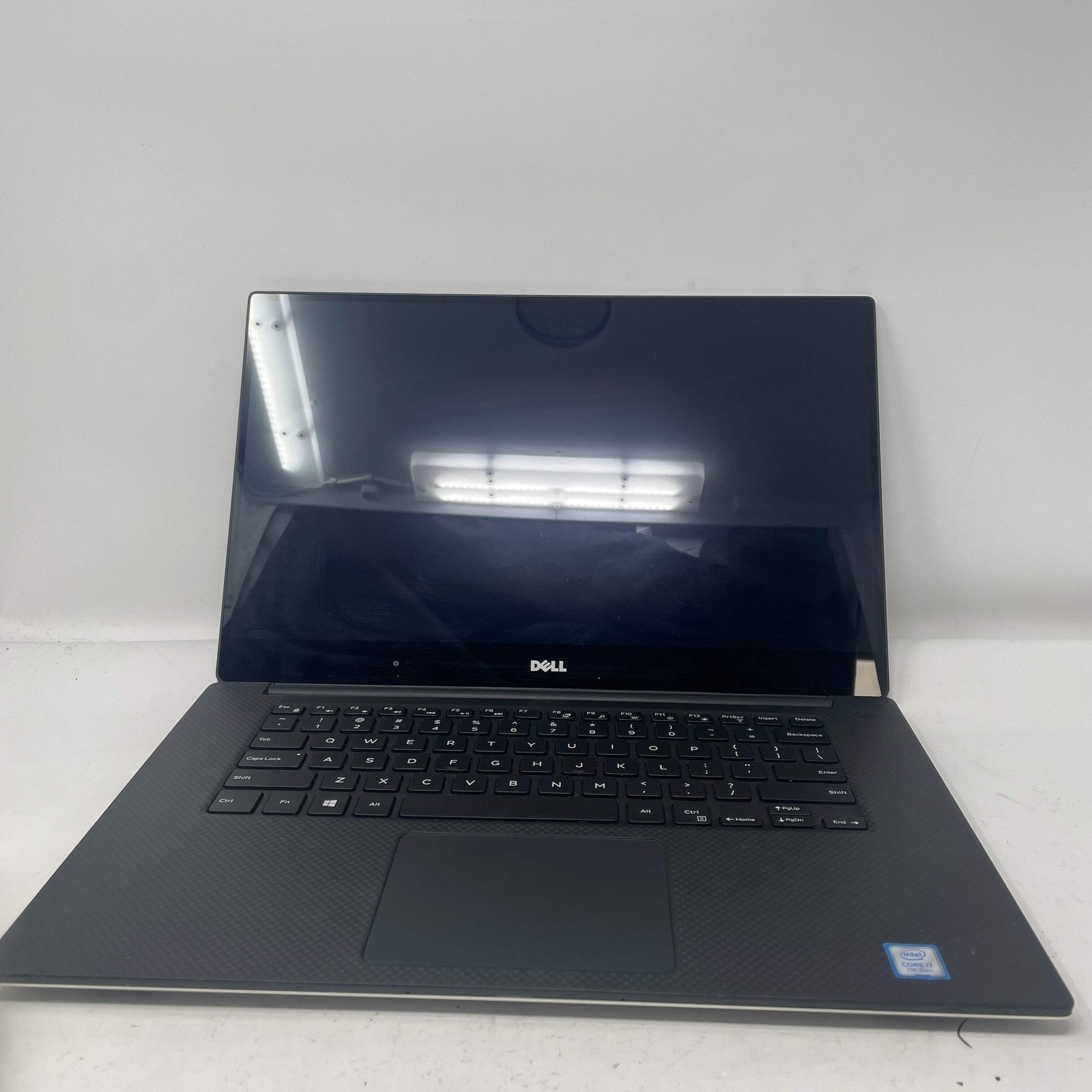 Dell XPS 9560 15.6″ i7-7700HQ 2.8GHz 16GB RAM 1TB SSD GeForce GTX 1050