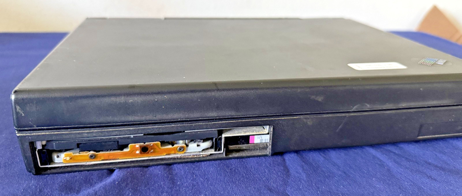 Vtg IBM Thinkpad Laptop Model 365XD w orig Charger & 3.5″ drive, needs HDD