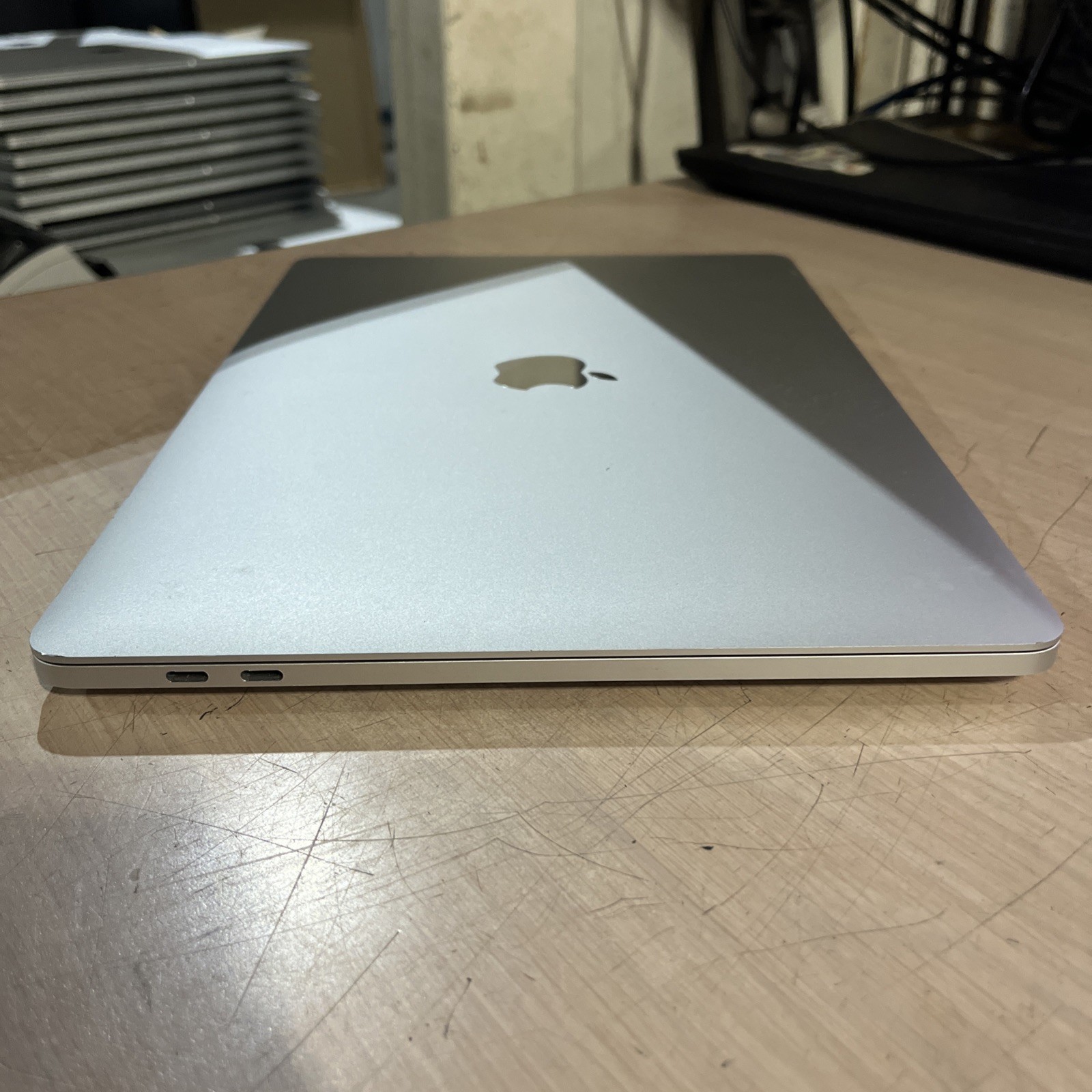 APPLE MACBOOK PRO “M1″ 8 CPU/8GPU 13” 3.2GHZ 8GB RAM 256SSD