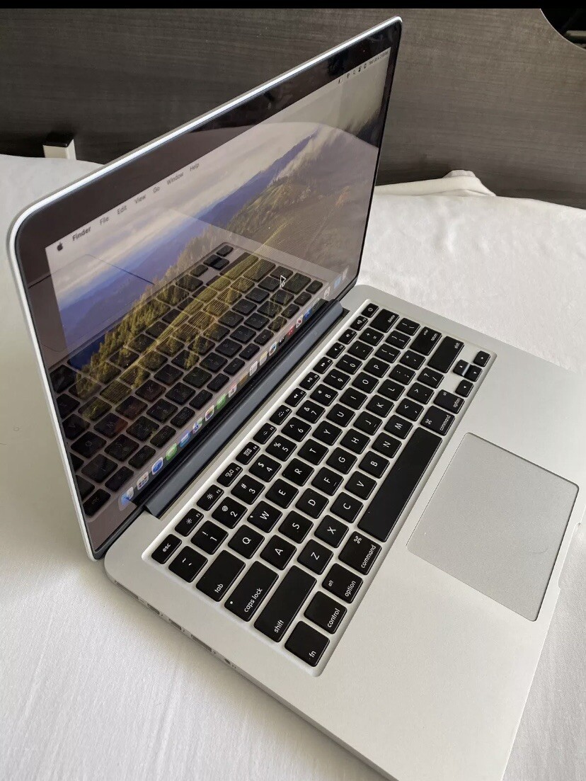 Apple MacBook Pro 13” – macOS 15.7.2 Sequoia – Low Battery Charge Cycles – MINT