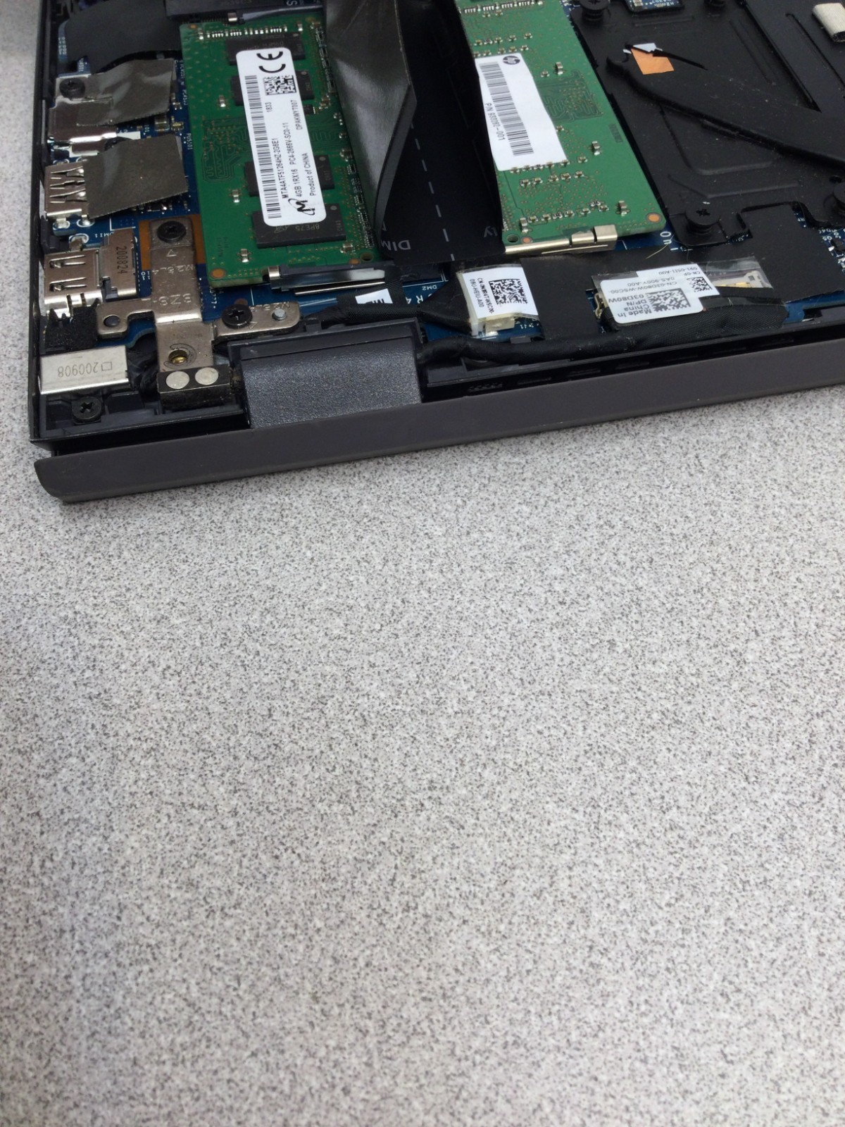 **AS-IS**Dell Vostro 5402 14″ core i5 11th gen 8GB RAM /NO SSD /PARTS OR REPAIR!