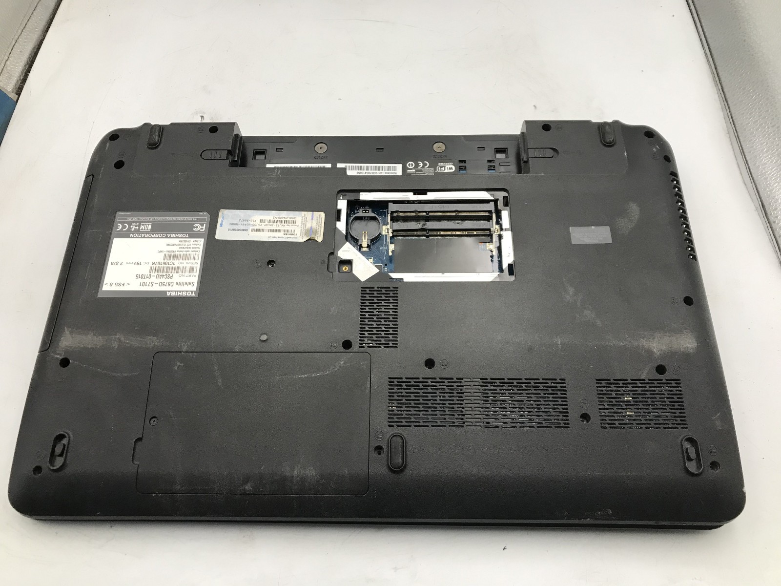 TOSHIBA SATELLITE C675D S7101 – FOR PARTS/BAD RAM SLOTS – AMD E 300 – READ – BB!