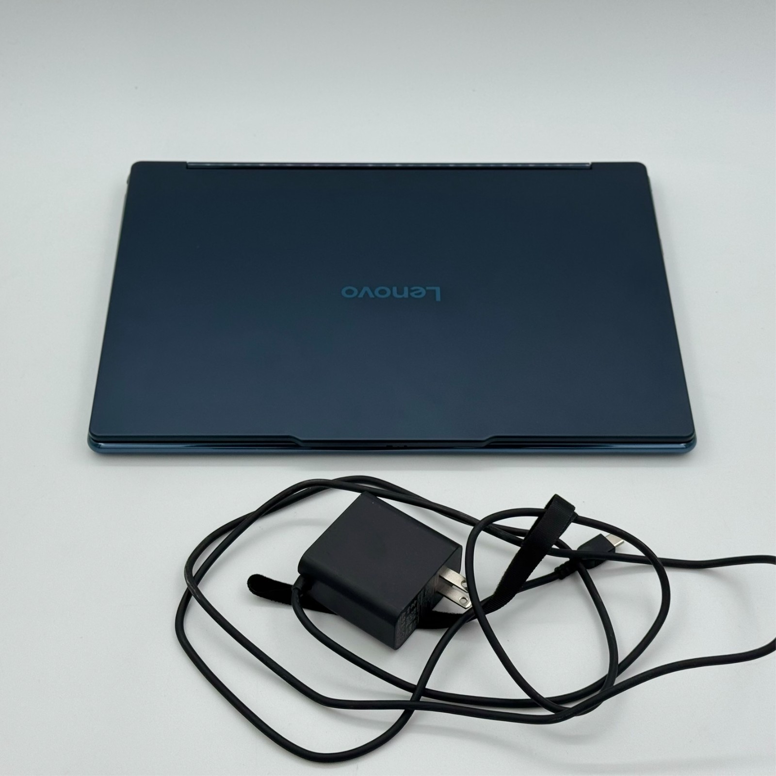 Lenovo Yoga 9i 2-in-1 Aura Edition 14″ 3K 120Hz OLED Touch Ultra 7 258V 32GB 1TB