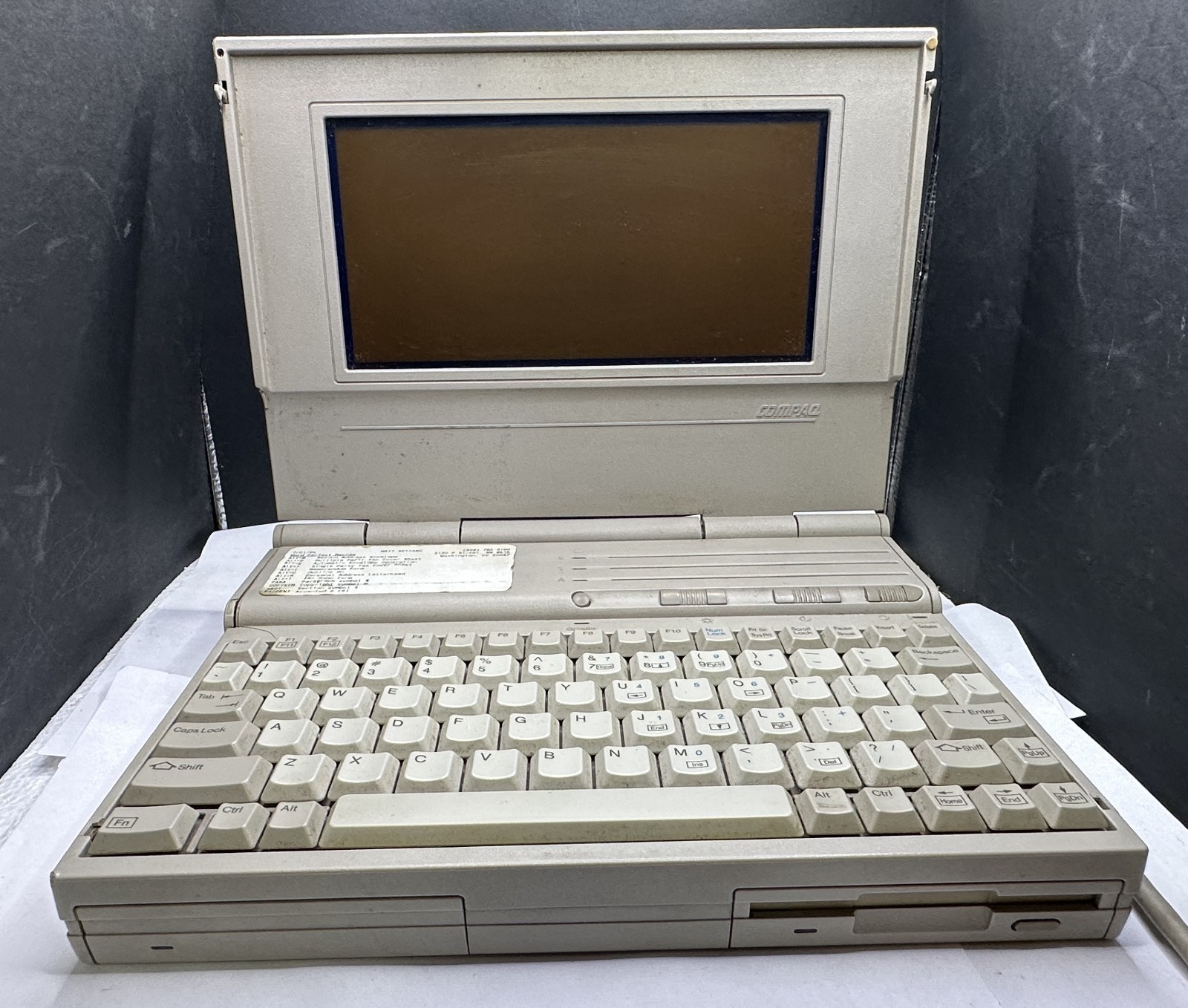 VINTAGE COMPAQ LTE/286 LAPTOP W/ AC ADAPTER, STRICTLY AS IS FOR PARTS/REPAIR!