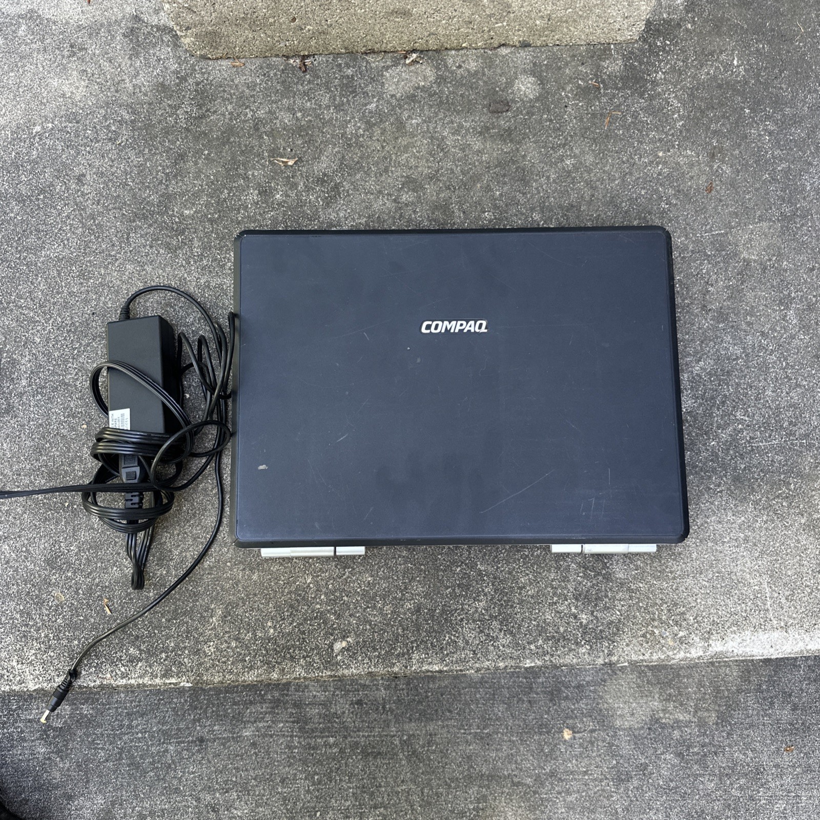 Compaq Presario V4000 Windows XP Laptop w/charger & battery