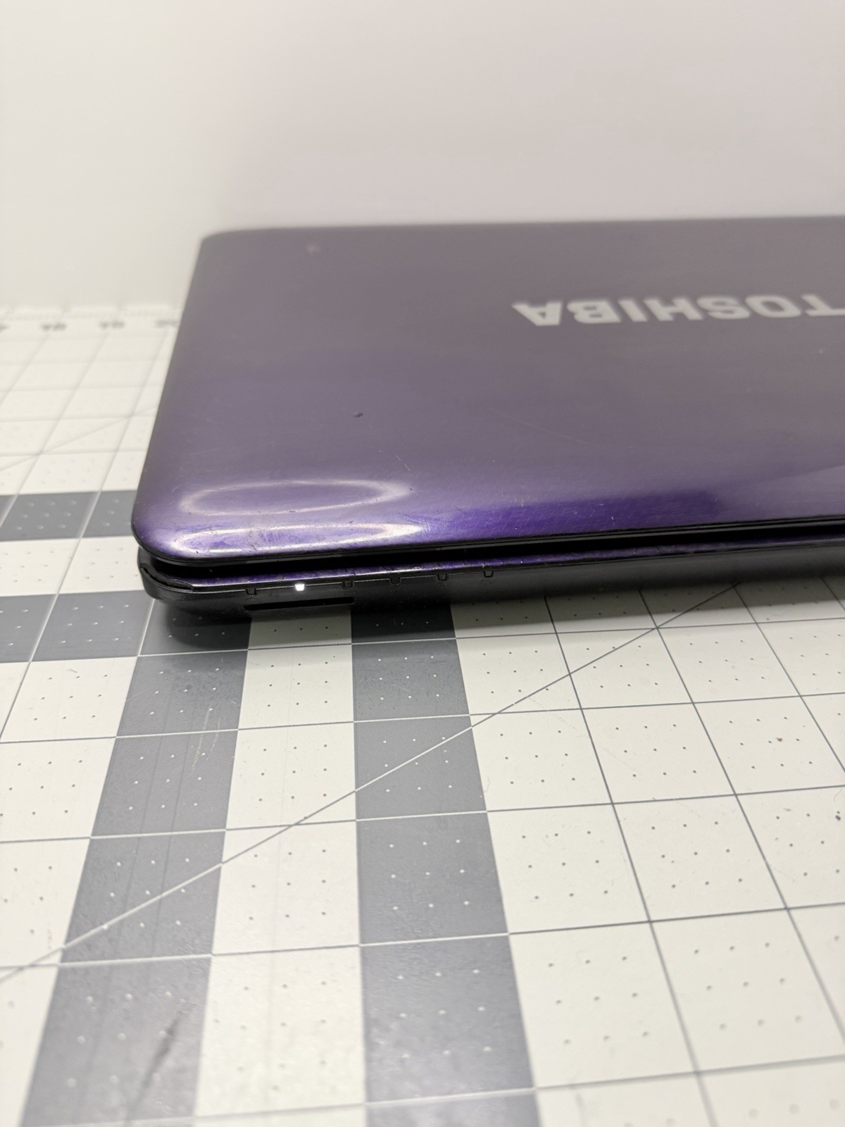 Toshiba Satellite L645D-S4029 Purple 14″ Laptop AS-IS Power LED On No Display