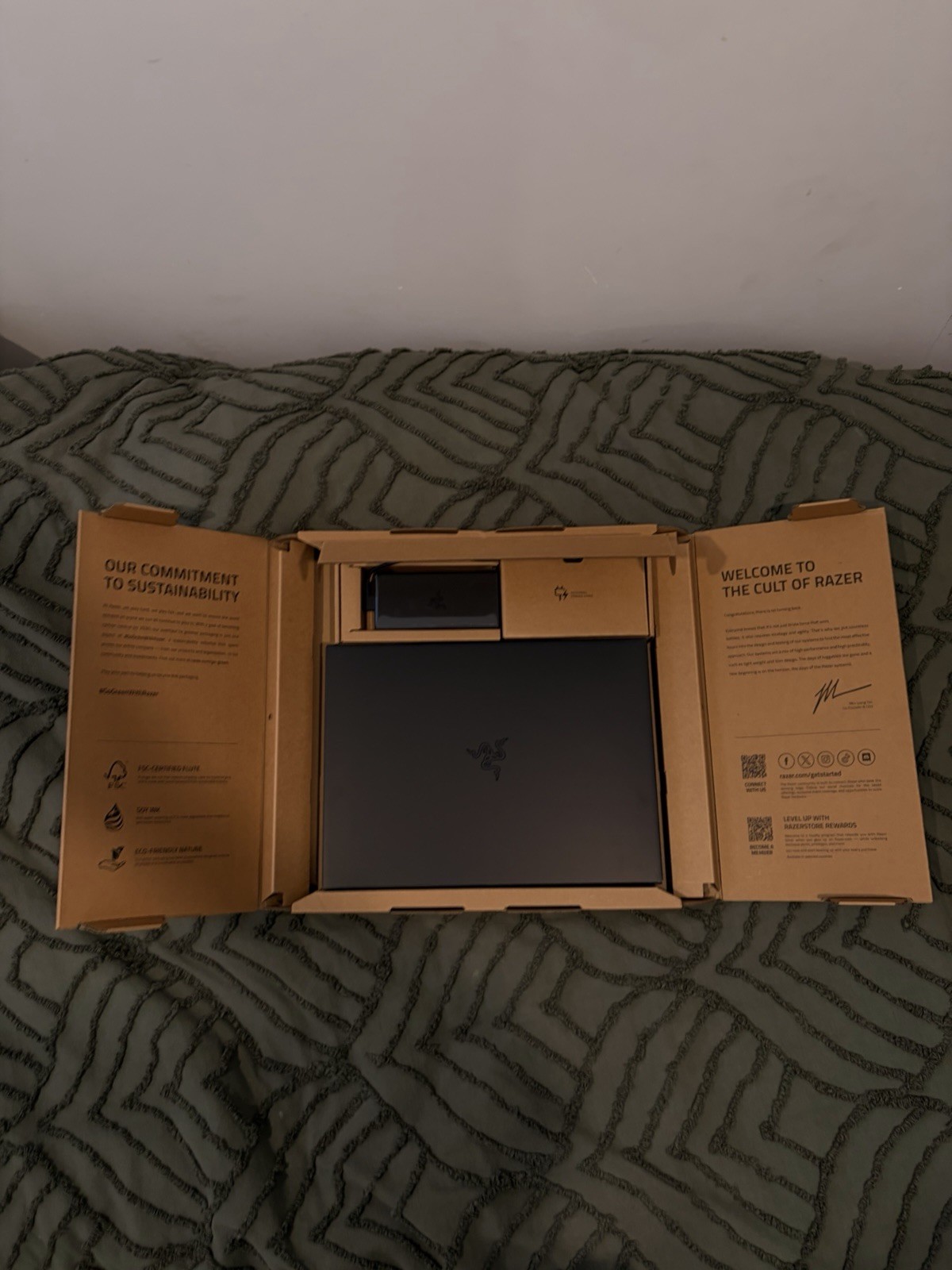 Razer Blade 16 RTX 5060 OLED 240Hz Gaming Laptop Ryzen AI 9 16GB 1TB SSD