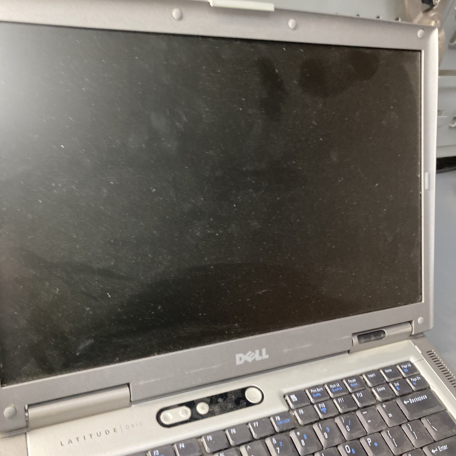 Dell Latitude D810 Laptop Pentium M 1.86GHz 2GB RAM No HDD NO OS