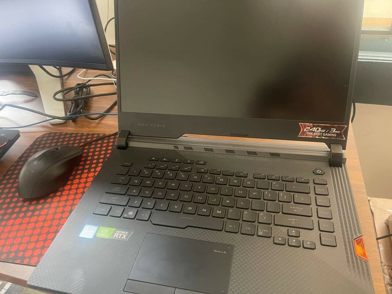ASUS ROG Strix SCAR III RTX 2070 15.6” 240Hz i7-9750H 32GB RAM 1 TB SSD 1 TB HDD