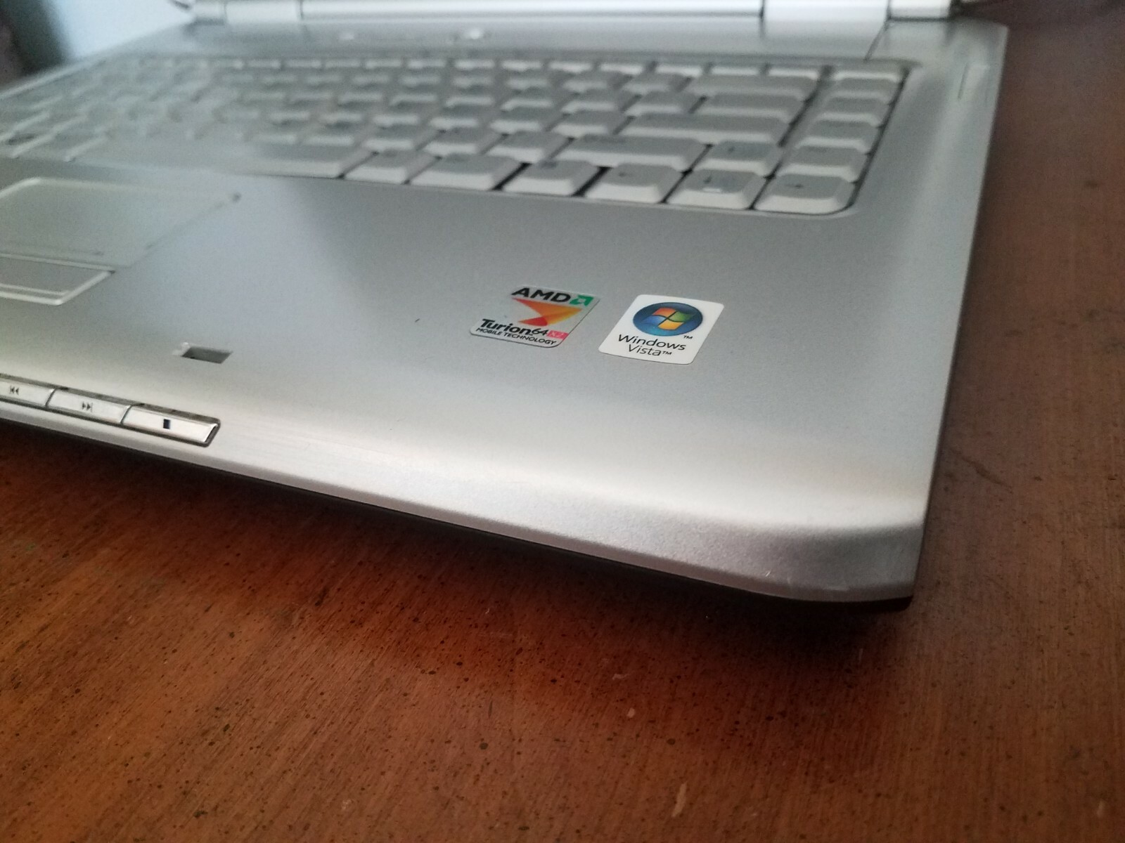 Dell Inspiron 1521 15.6”(AMD Dual-Core @ 1.8GHz ,2GB RAM ,40GB HDD) Win 7