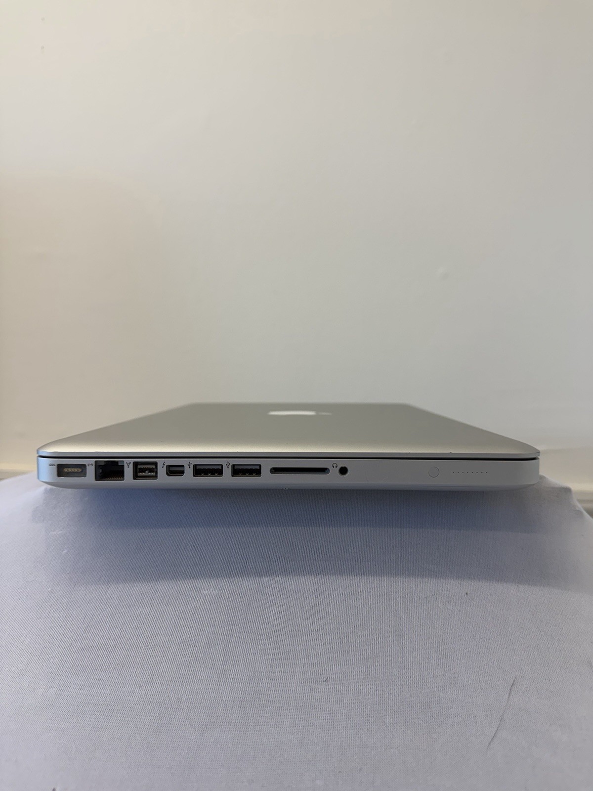 Apple Macbook Pro Laptop – Screen Dimming – Intel i5-3210M -RAM 8 GB – Read Des