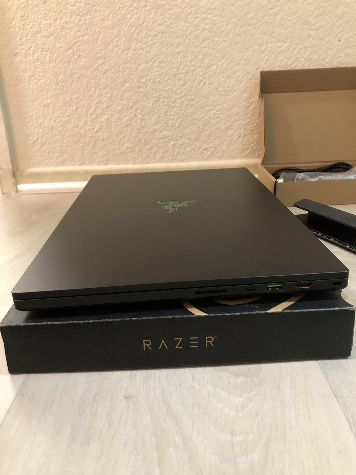 Razer Blade 17 2022 i9-12900H 4K UHD 144Hz 256GB SSD 8GB Ram RTX 3070Ti READ