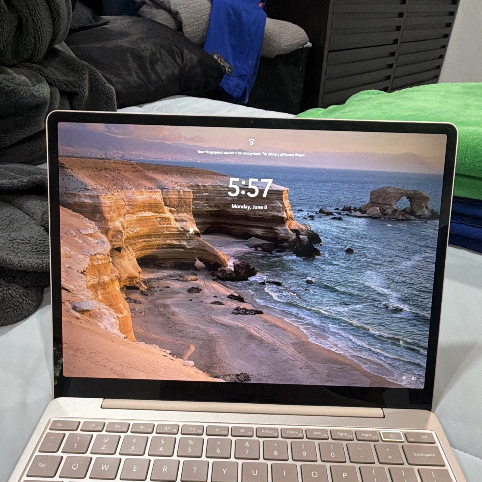 Microsoft Surface Laptop 3 13.5″ i5 8GB 256GB SSD Win10 With Carrying Case
