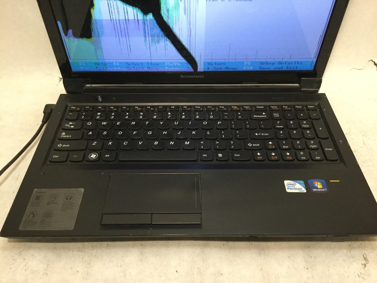 Lenovo B570 / Intel Pentium UNKNOWN SPECS / (CRACKED/MISSING PARTS!) -MR