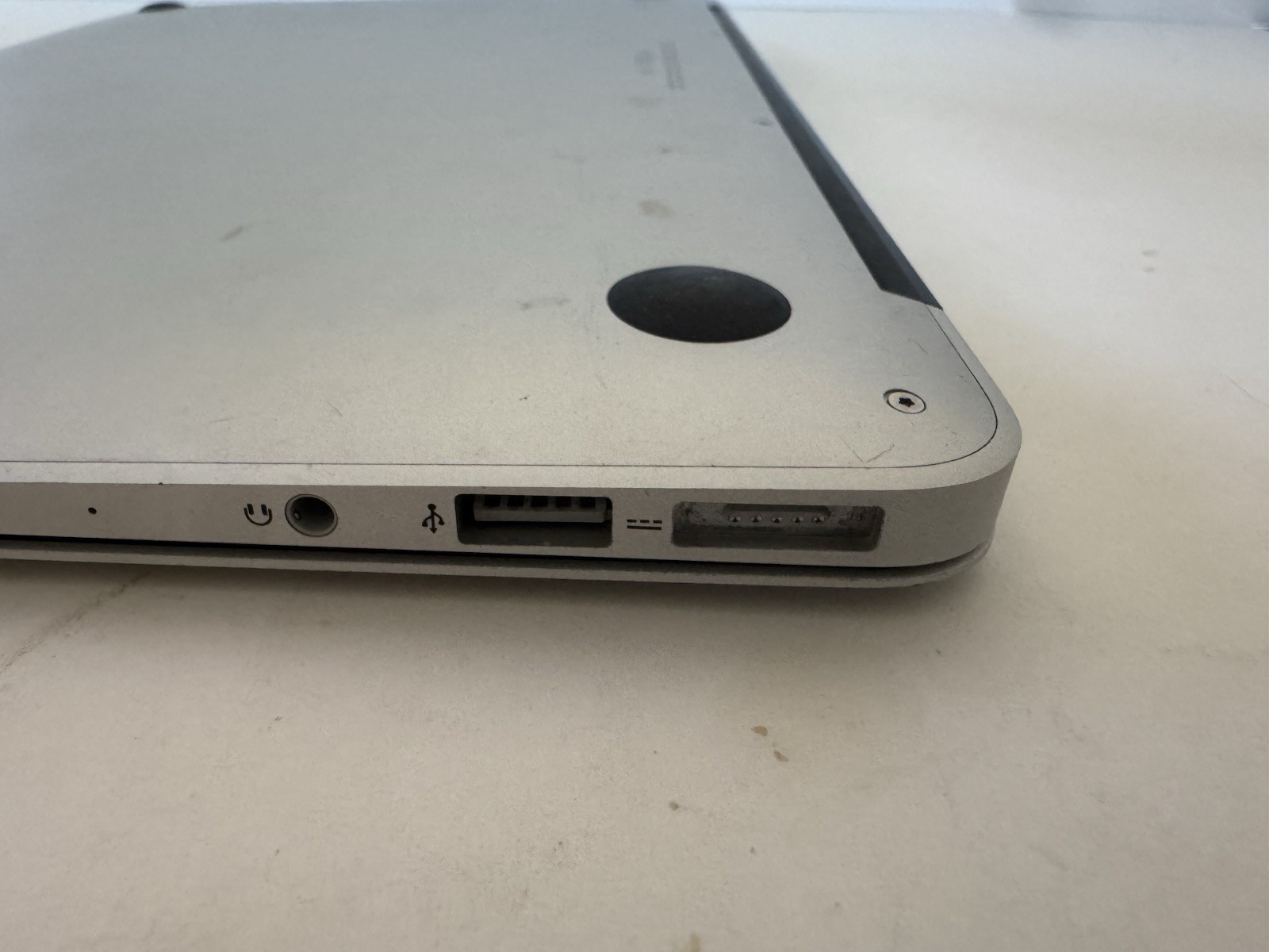 Apple MacBook Air 13″ Early-2015 Core i5-5250U 1.6GHz 8GB RAM 128GB SSD A1466…