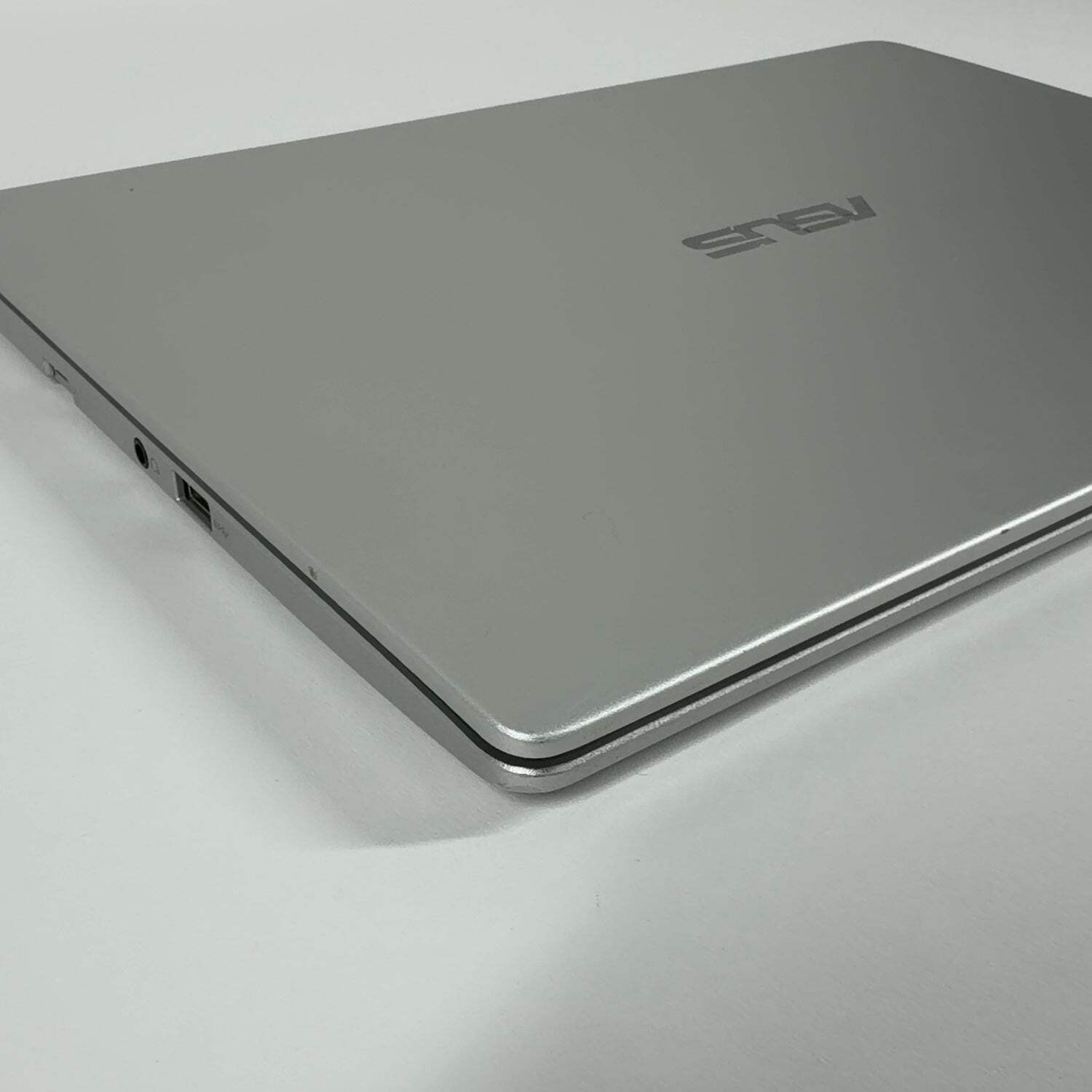 Asus Chromebook CX1 C423N 14″ Celeron N3350 1.0GHz 4GB RAM 64GB SSD
