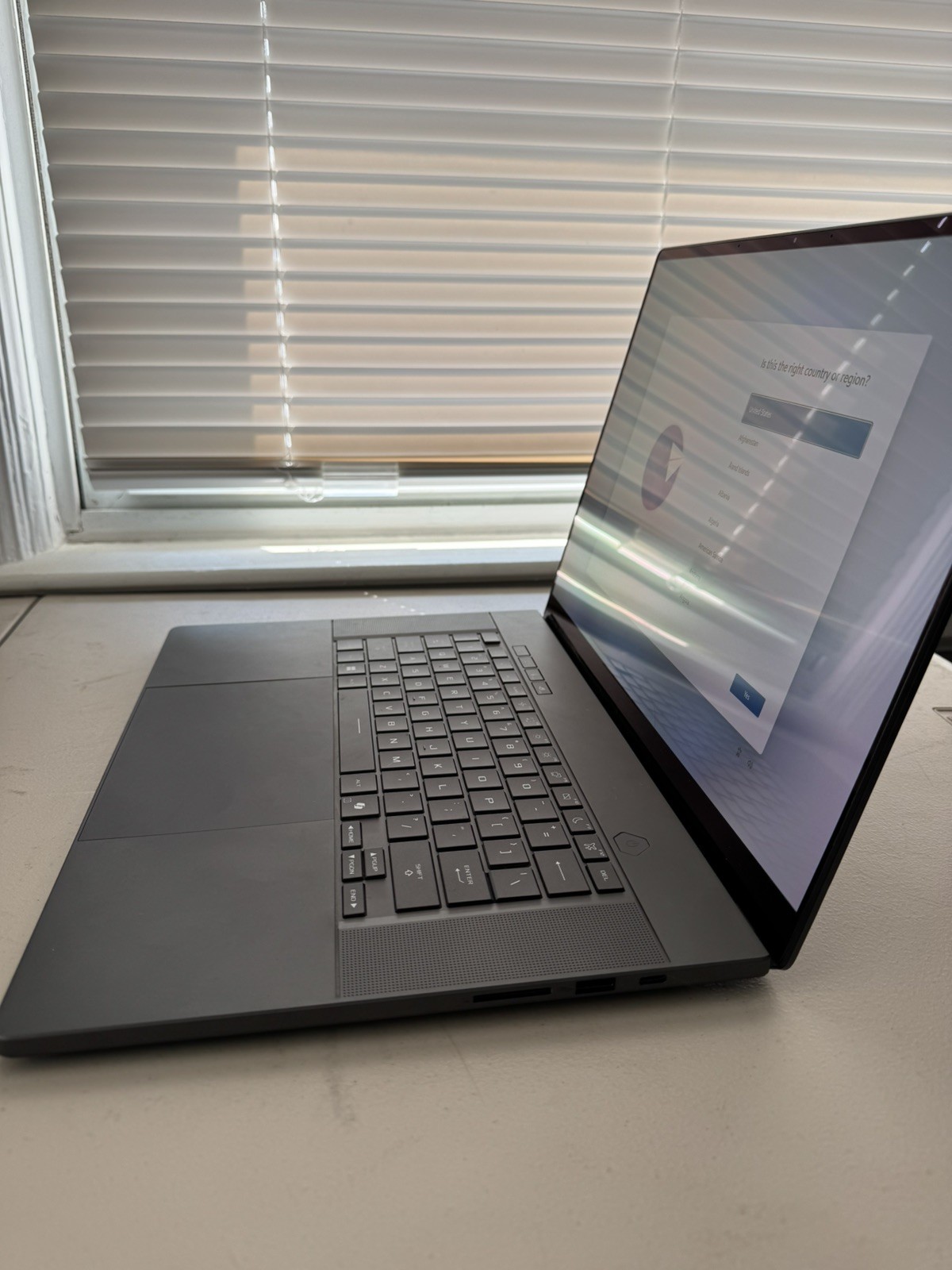 Asus ROG Zephyrus G16 OLED 240Hz Intel Ultra 9 285H 32GB 1TB RTX 5070 Ti Laptop