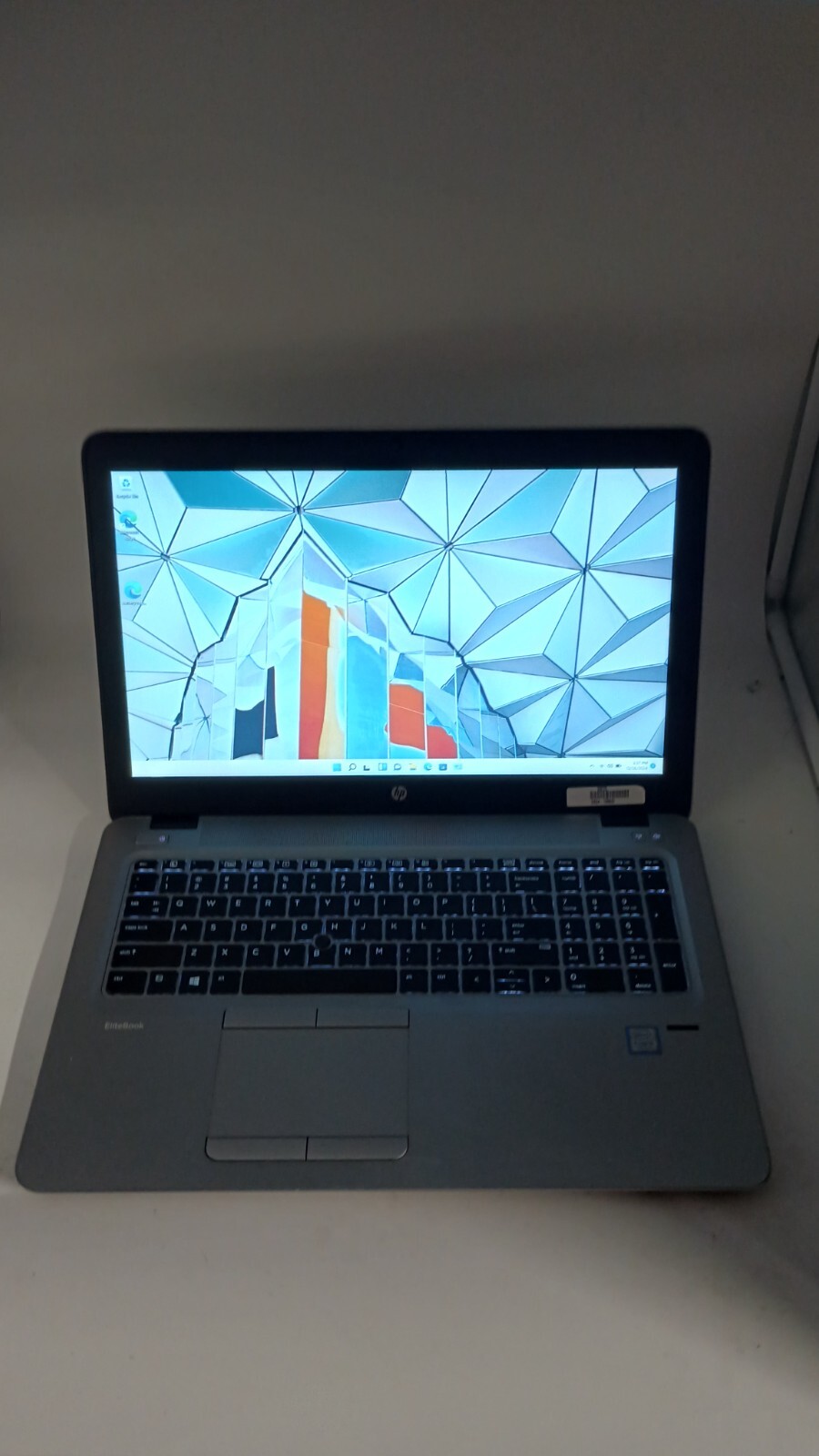 EliteBook 850 G4(122612-45)w/charger.i5-7200U.8GB.256GB SDD.15.6″FHD.W11