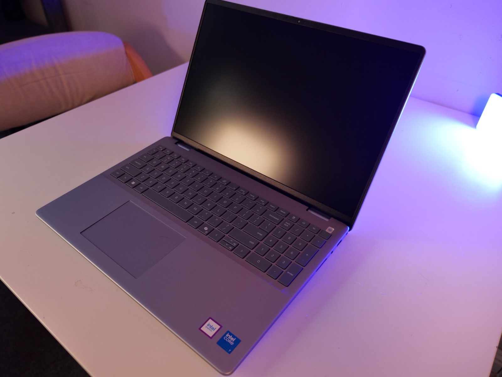 Dell 16 (DC16251) — 16″ FHD+ Touchscreen — Intel Core 7 150U / 16GB / 1TB SSD