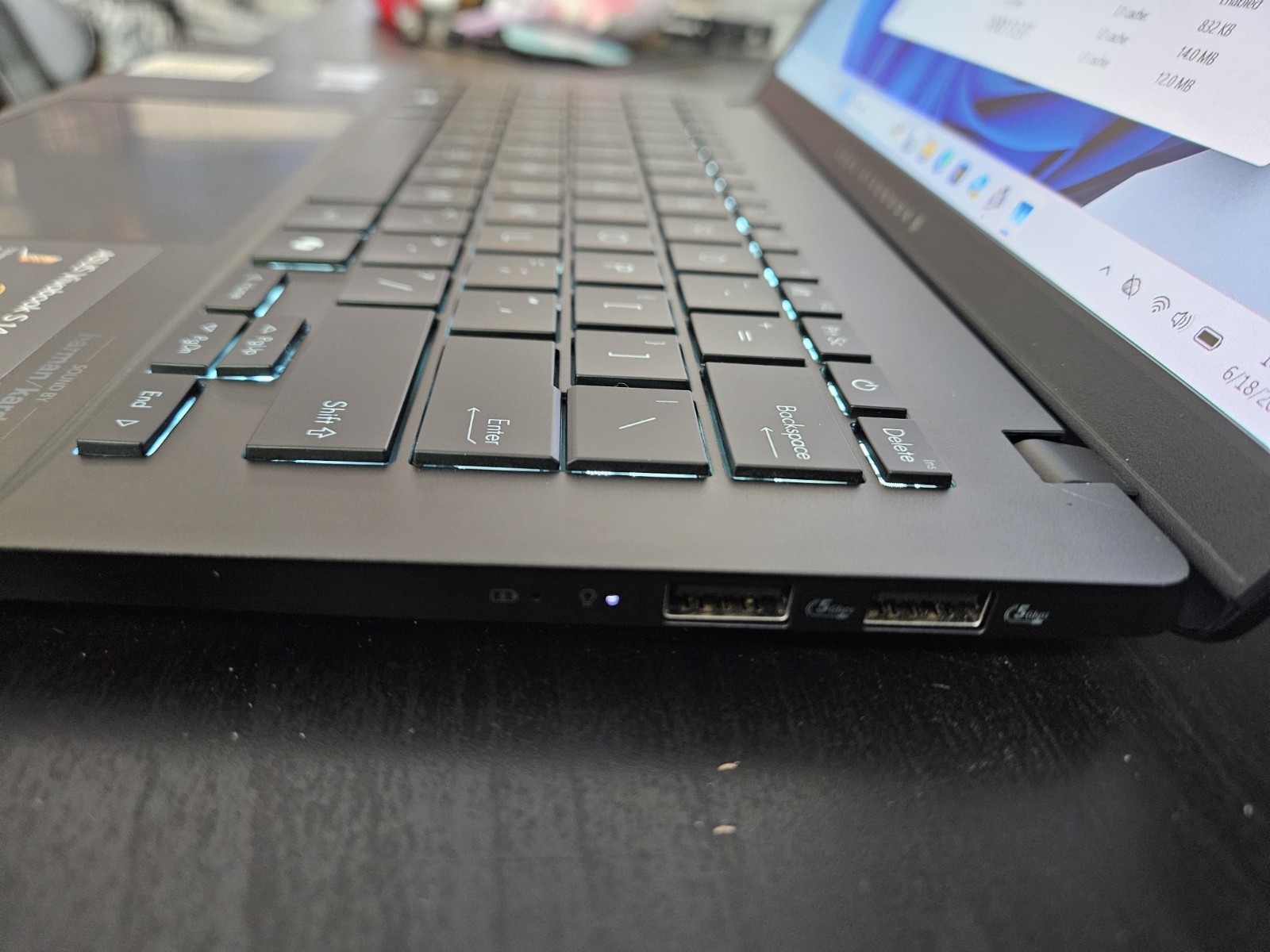 ASUS S5406SA-WH79 Vivobook S 14 14″ WUXGA Ultra 7 258V 2.2GHz Intel Arc Graphics