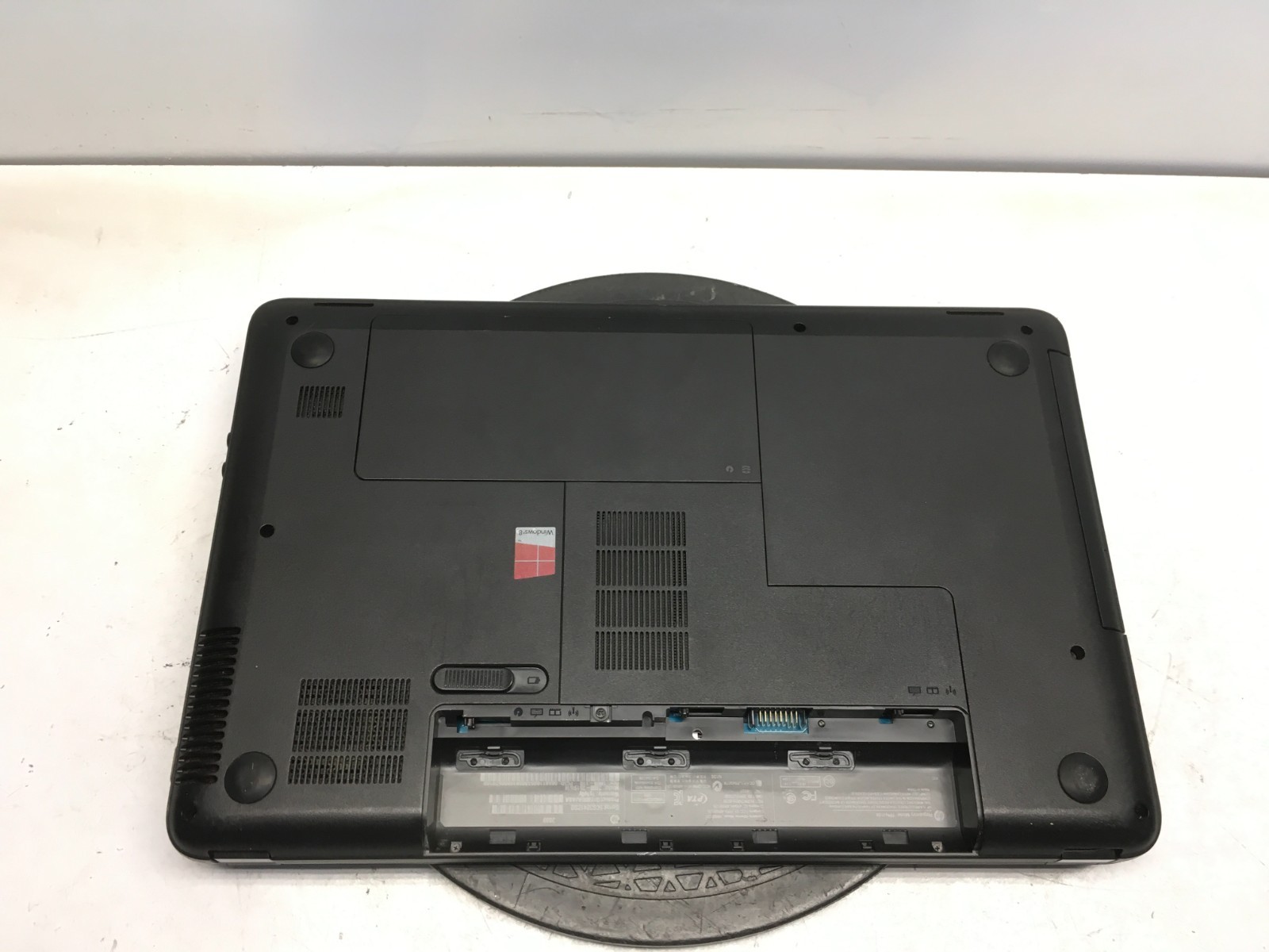 HP 2000-2B19WM AMD E-300 1300MHz 4 GB NO HDD/Battery