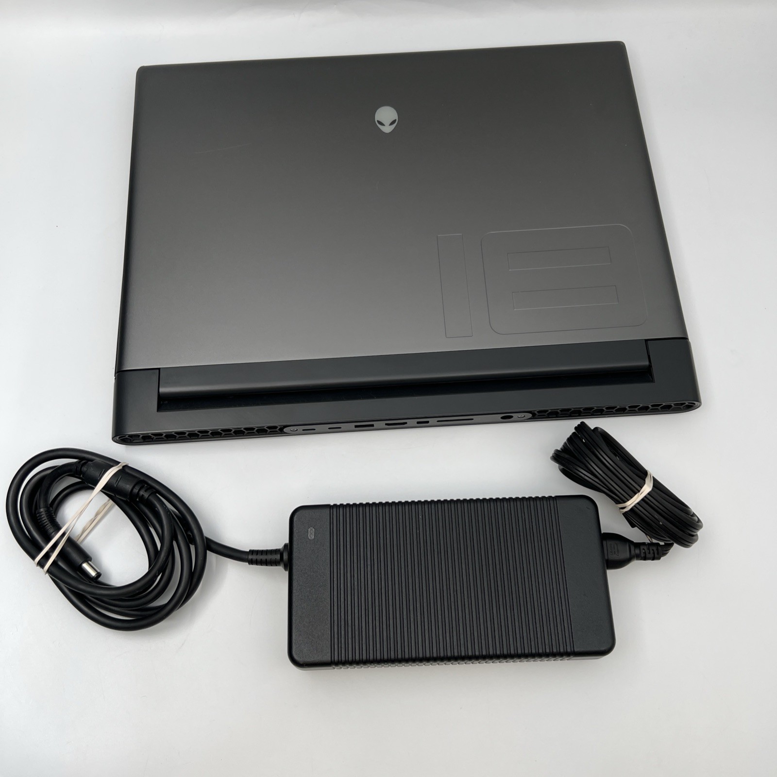 Alienware M18 R1 18″ AMD Ryzen 9 7845HX 32GB RAM 2TB SSD RX 7600M XT W11H USED