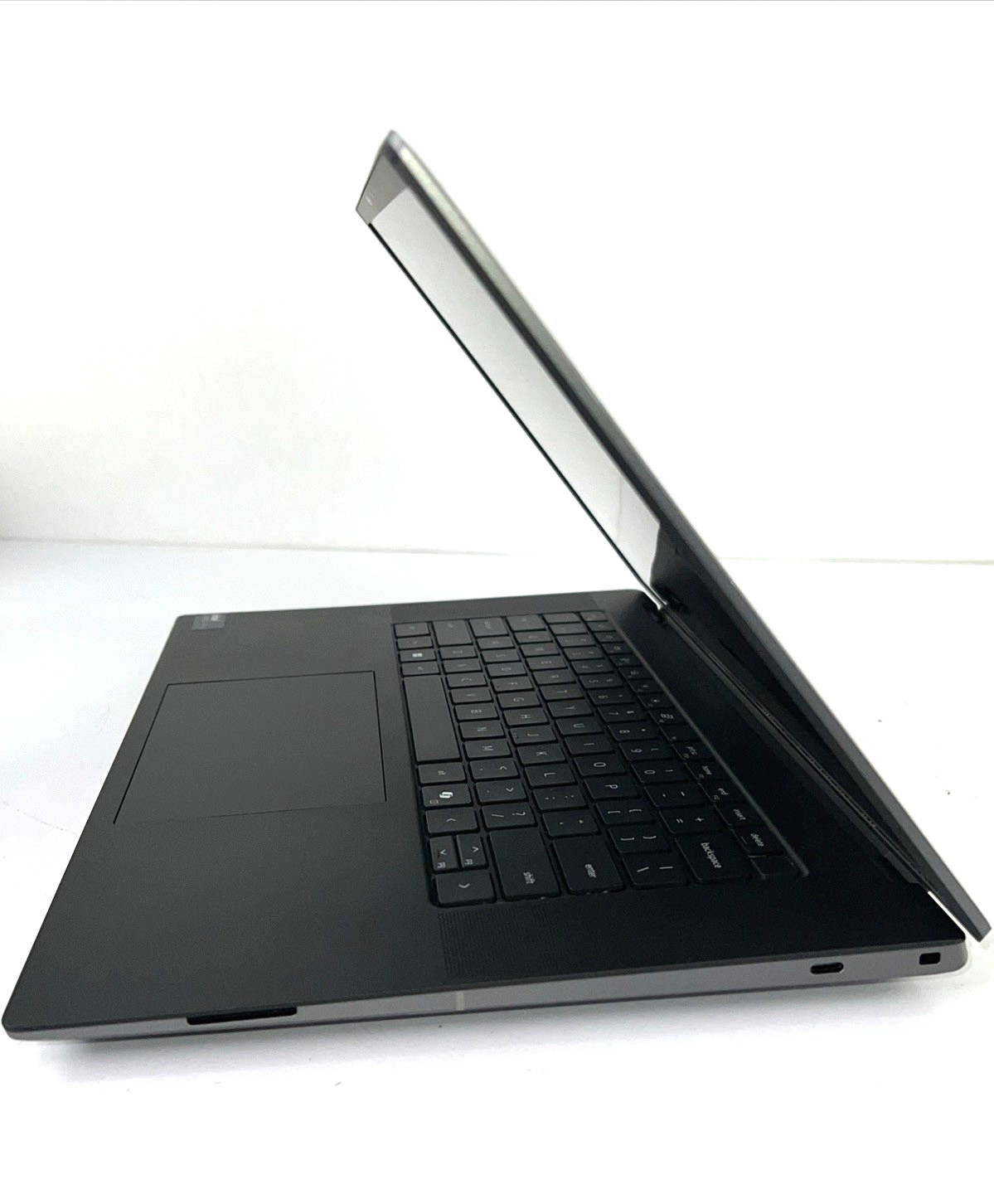 Dell Precision 5690 16″ Core Ultra 7 155H 32GB 1TB SSD RTX 1000 Ada w/AC READ