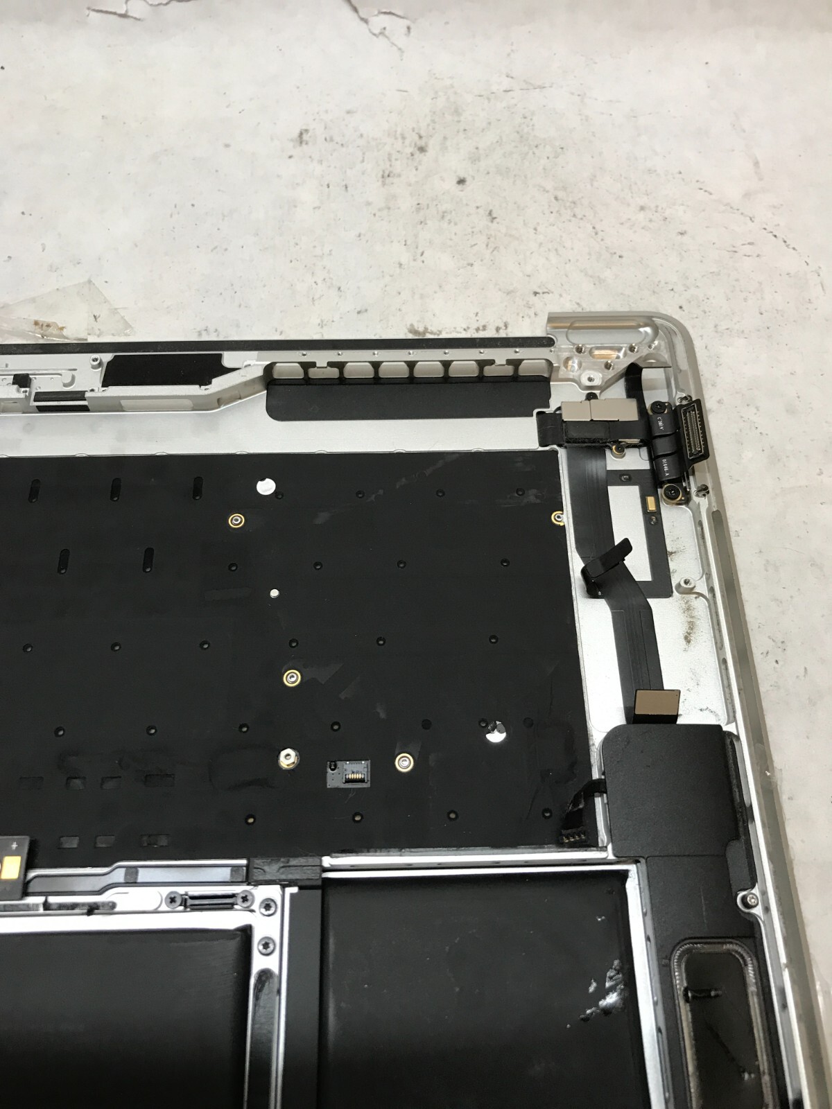 Apple MacBook Pro Touch/2018 A1990 Palmrest NO MOTHERBOARD For Parts/Repair- -DW
