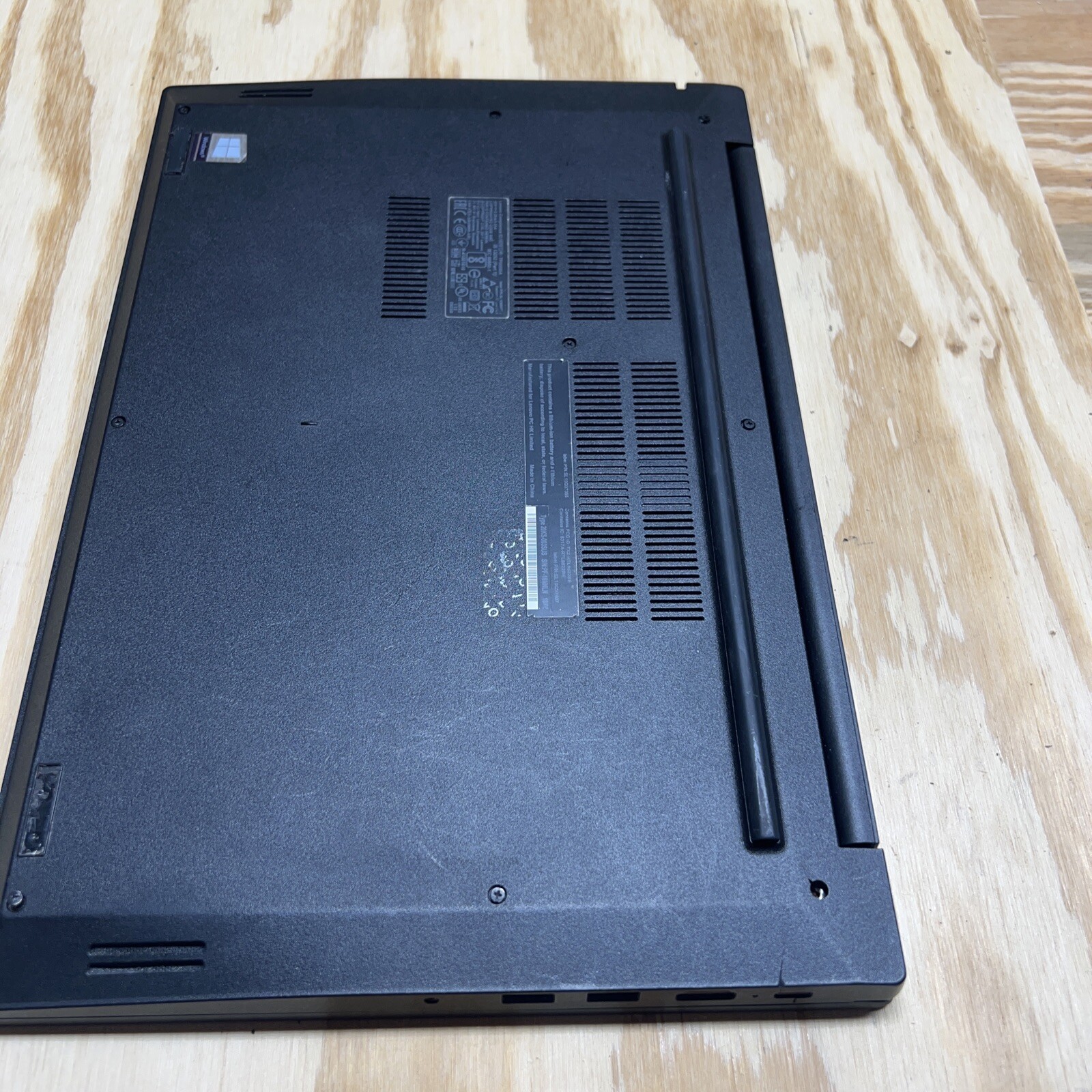 Lenovo E580 15.6″ Laptop 1.6GHz i5-8250U NO RAM NO DRIVE BAD SCREEN.BROKEN