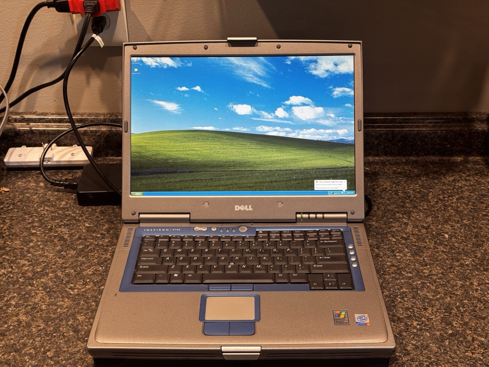 Dell Inspiron 9100 Pentium 4HT 2.8GHz 512MB RAM 40GB 15.4″ ATi Radeon 9700 XP