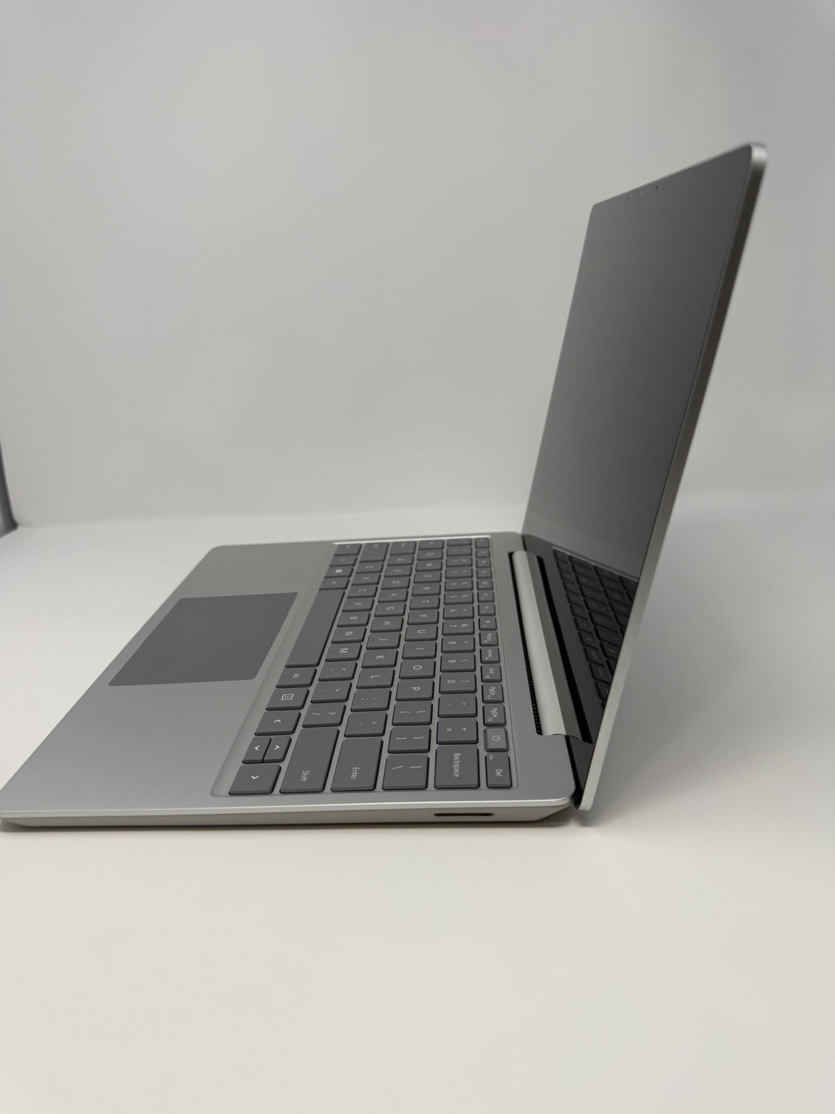 Microsoft Surface Laptop Go 12.4″ i5-1035G1 1.0GHz 16GB RAM 256GB SSD, Good
