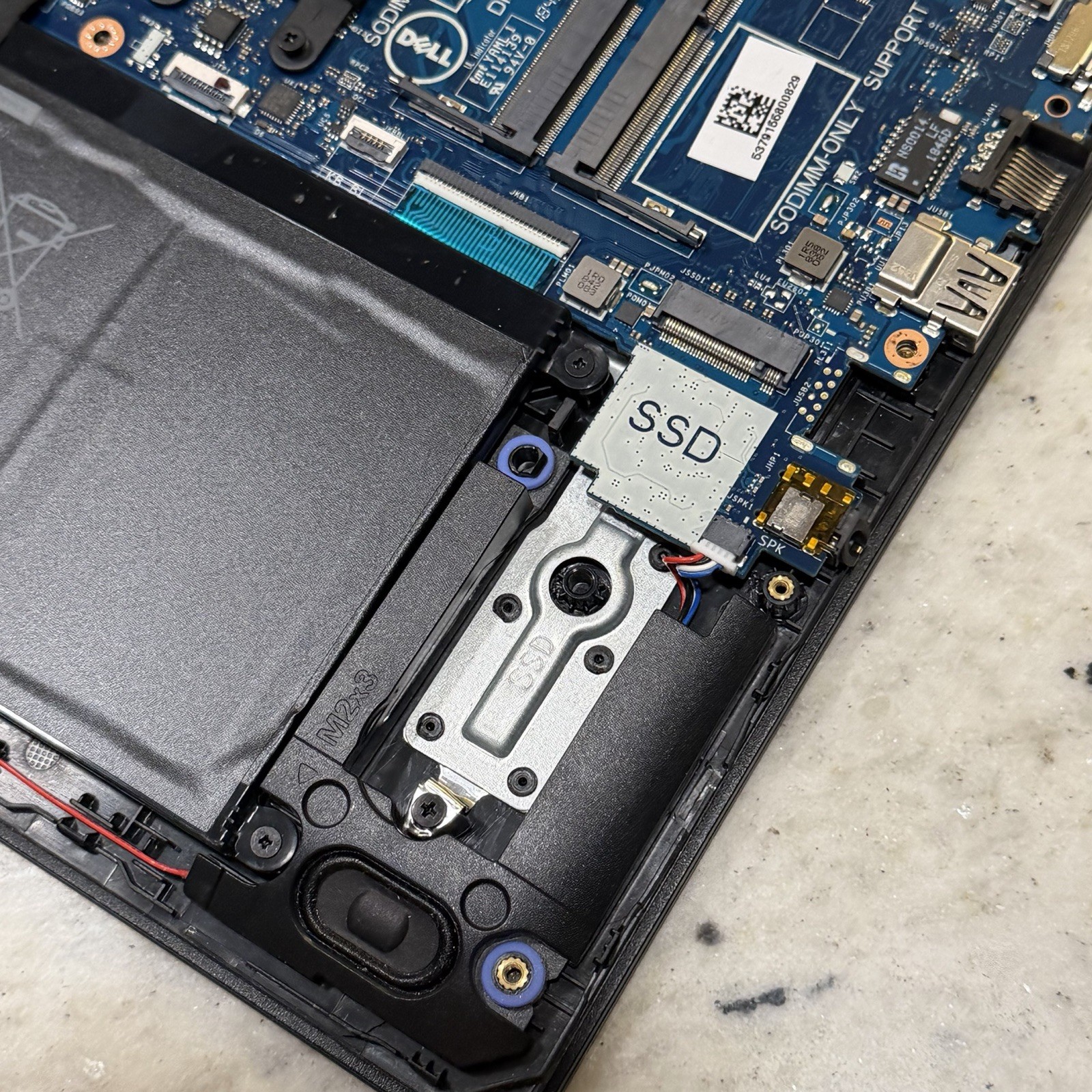 Dell Latitude 3590 i5-8250U 1.6GHz No RAM/No HDD Tested To Bios Cracked Case
