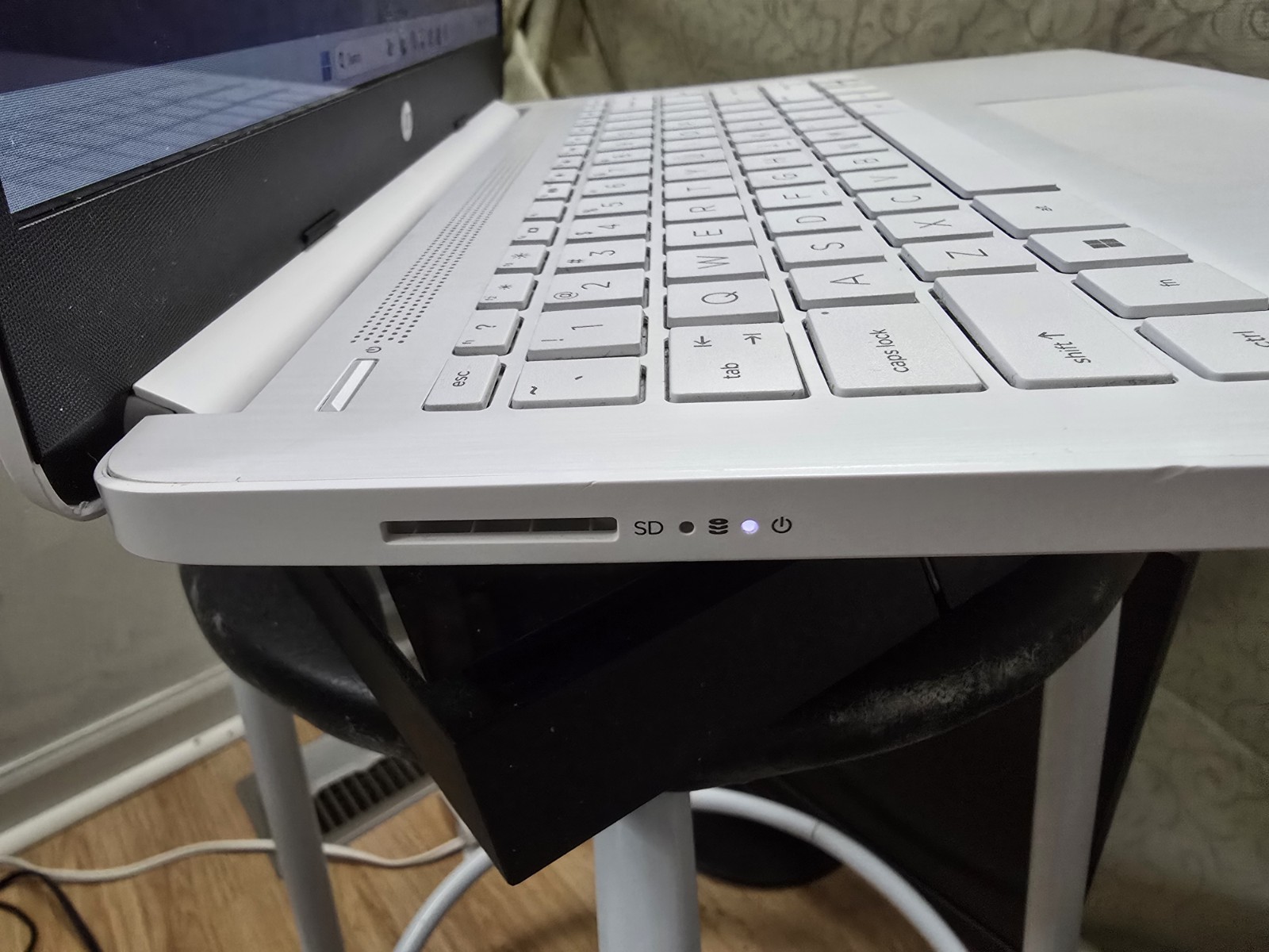 HP 14-dq0052dx Laptop 14″ N4120 4GB RAM 64GB eMMC Win 11 Home With Charger