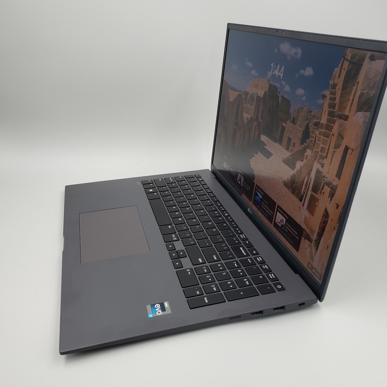 LG Gram 17″ i7-1360P Intel 13th Gen QHD+ IPS Screen 32GB RAM 1TB/1TB SSD