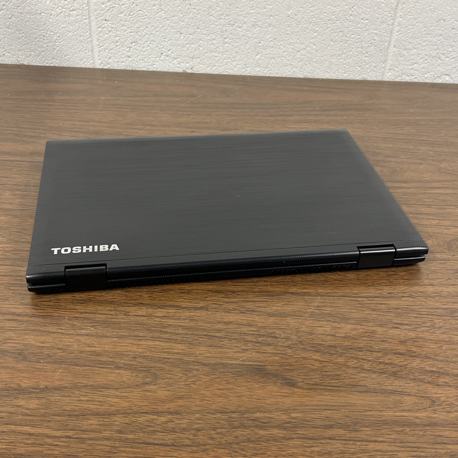 Toshiba Satellite E45W-C4200X 14in. 500GB, 6GB RAM Intel Core i3 5th Gen. 2.1GHz