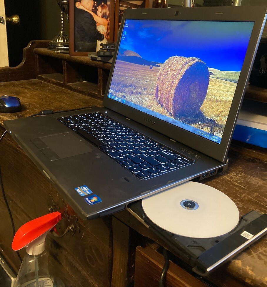 15.6″ Dell Vostro 3560 Laptop Windows 7 Pro 64 Bit i5 2.5ghz 4gb 250gb DVD