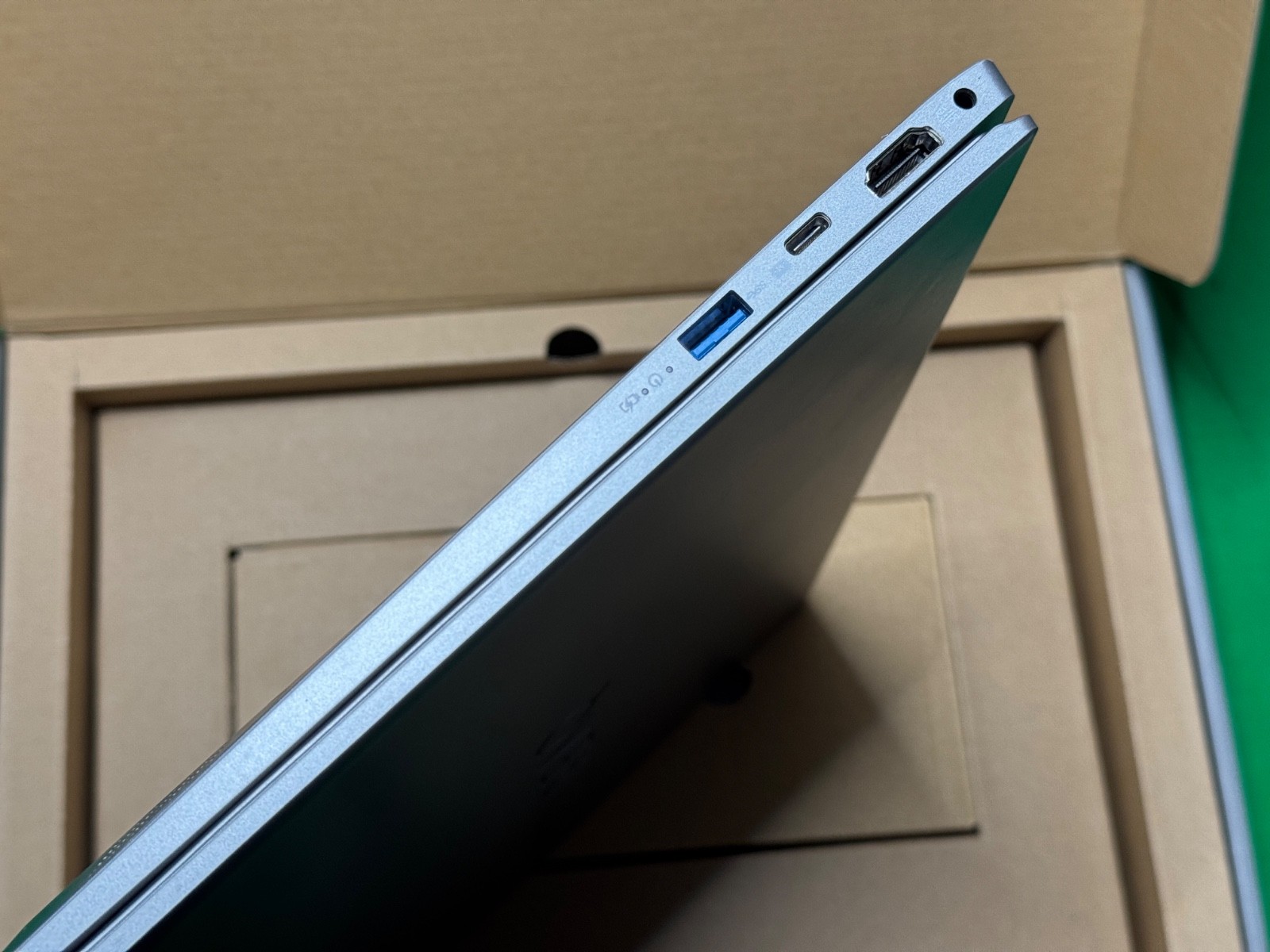 PEAQ 10.5 inch Laptop (128GB SSD, Intel Pentium Silver N5030, 4GB Ram) Good Condition