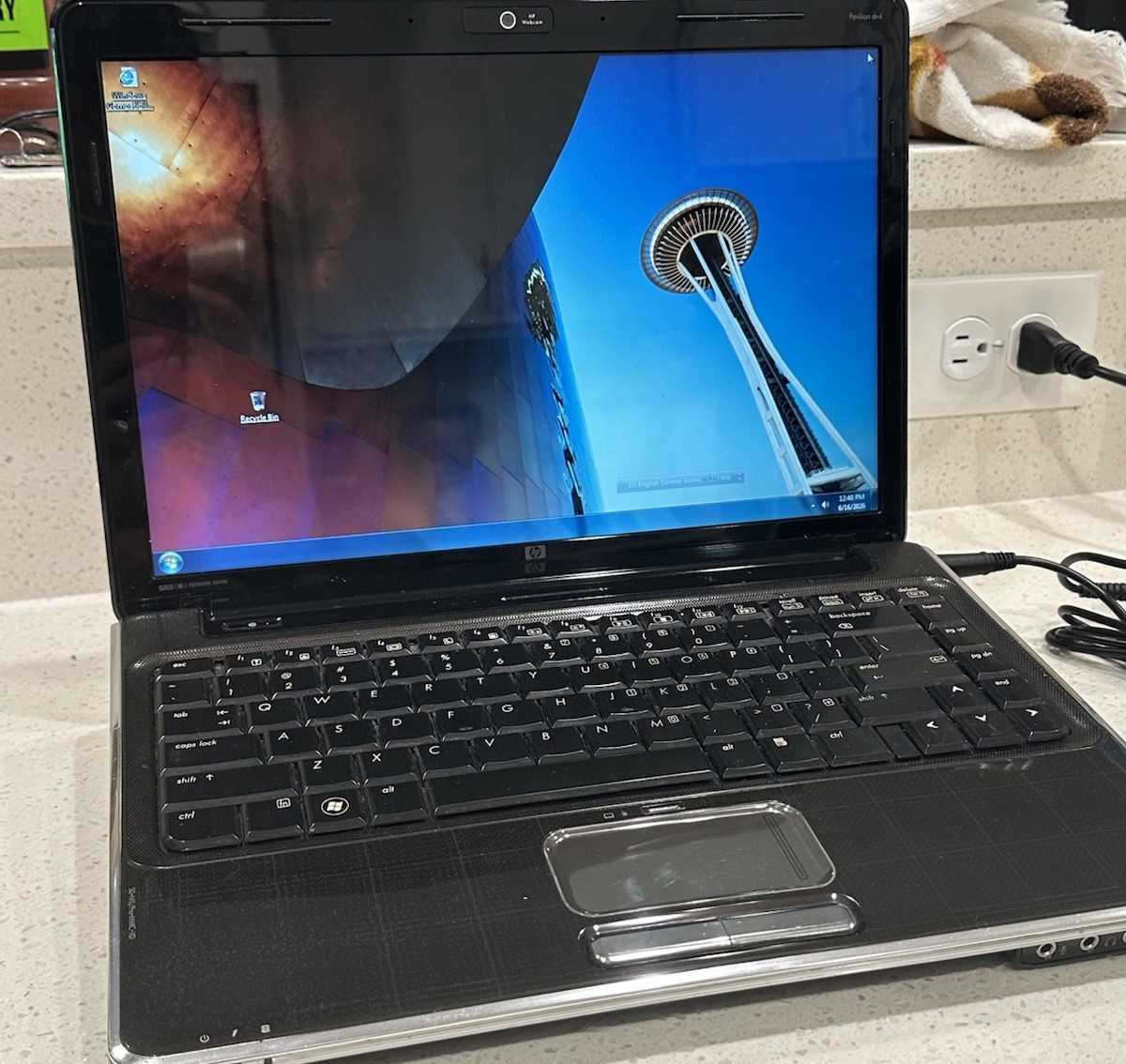 HP Pavilion dv4 Laptop Intel Core i3 14” Windows 7 Working w/ Charger