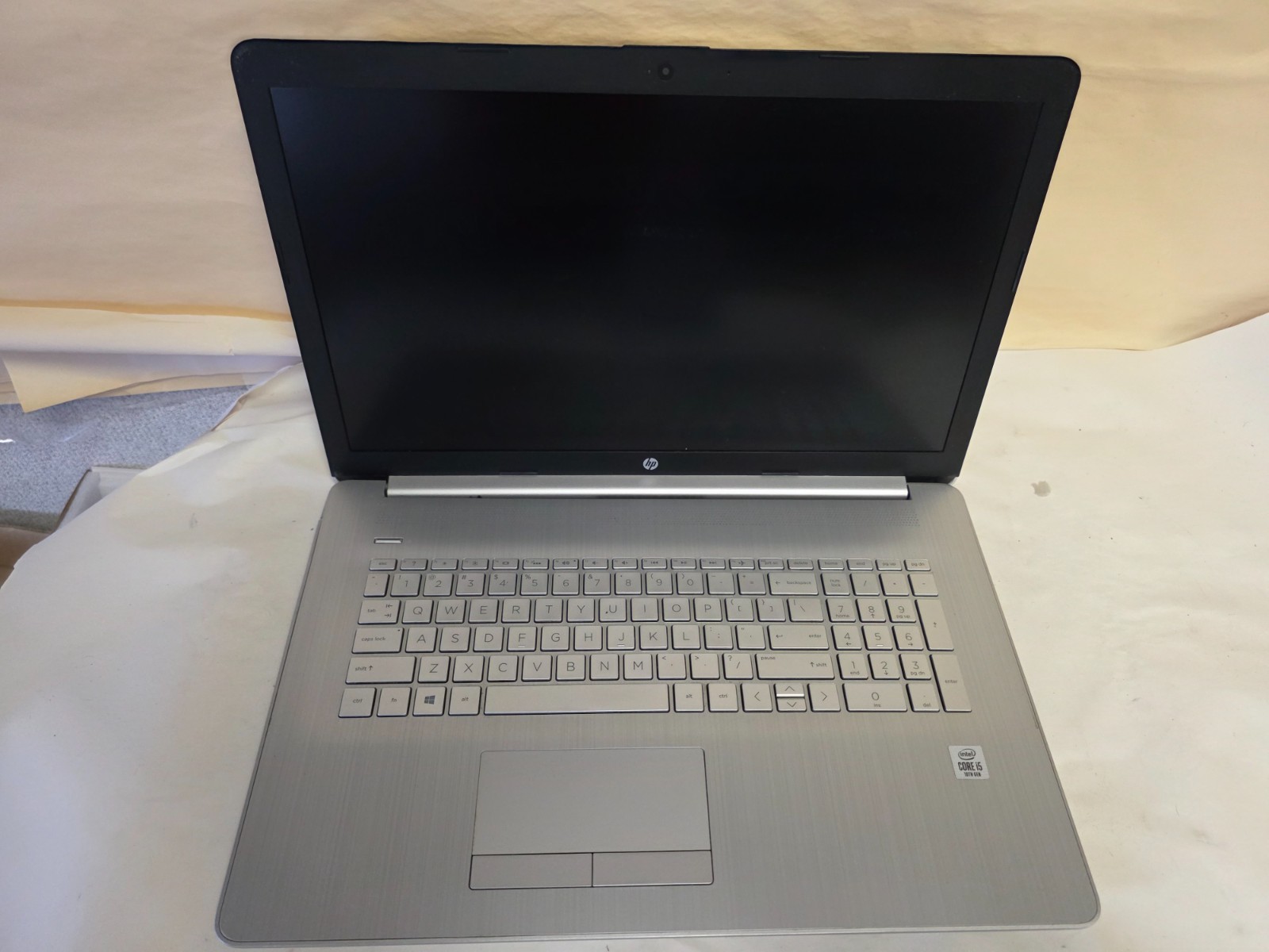 HP 17 Intel i5-1035G1 1.00GHz 12GB RAM No HDD – Screen hinges bad – No CD Rom