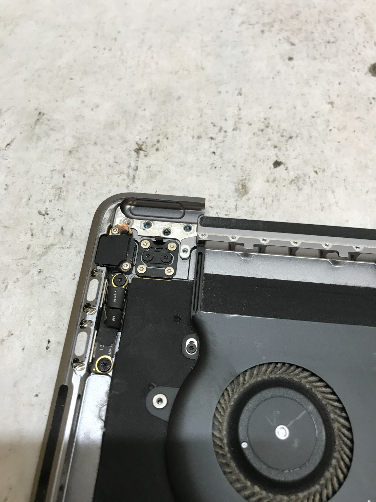 Apple MacBook Pro Touch/2018 A1989 Palmrest NO MOTHERBOARD For Parts/Repair -DW