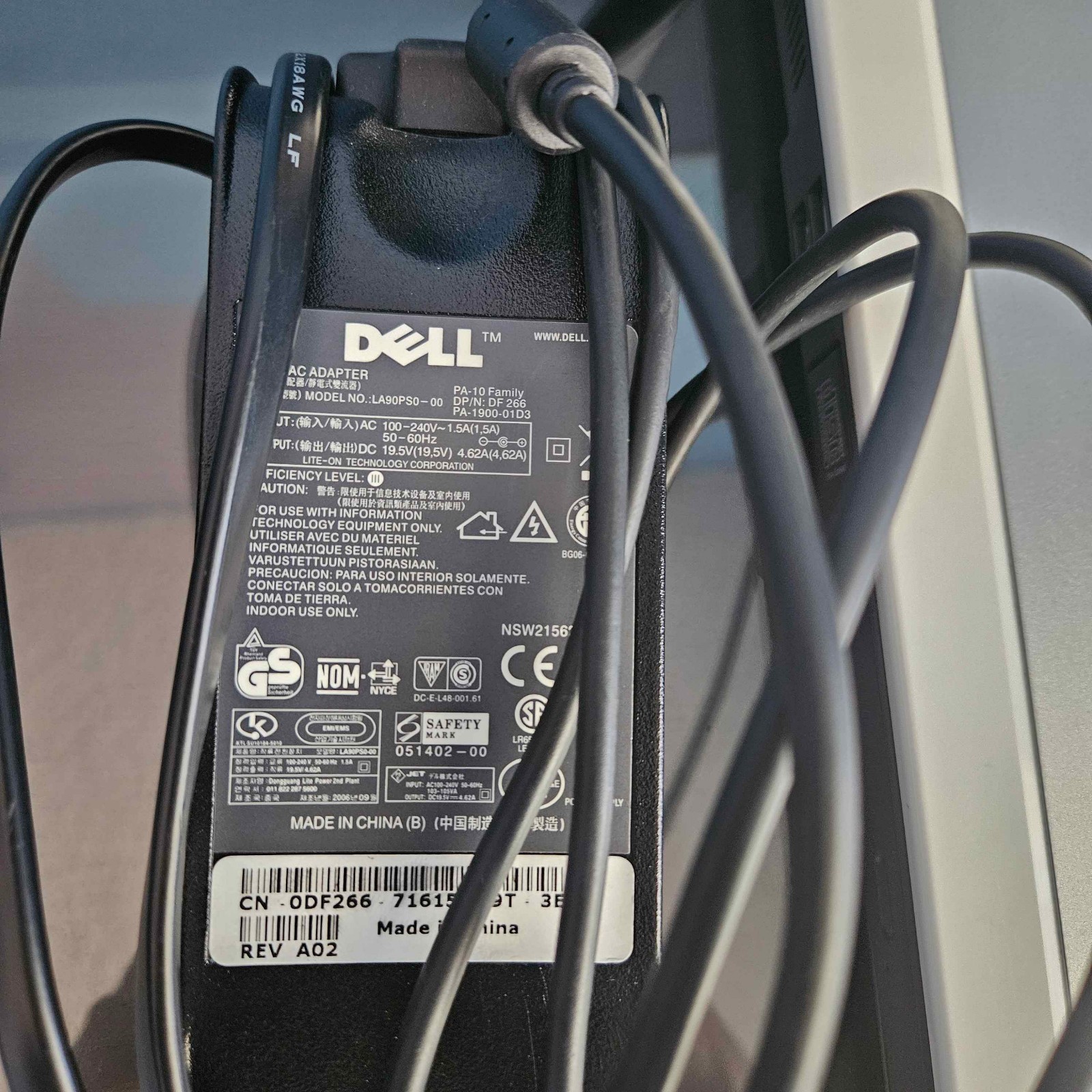 Dell Inspiron 9300 Pentium M 768 MB RAM 56 GB HDD Linux (With Charger!)