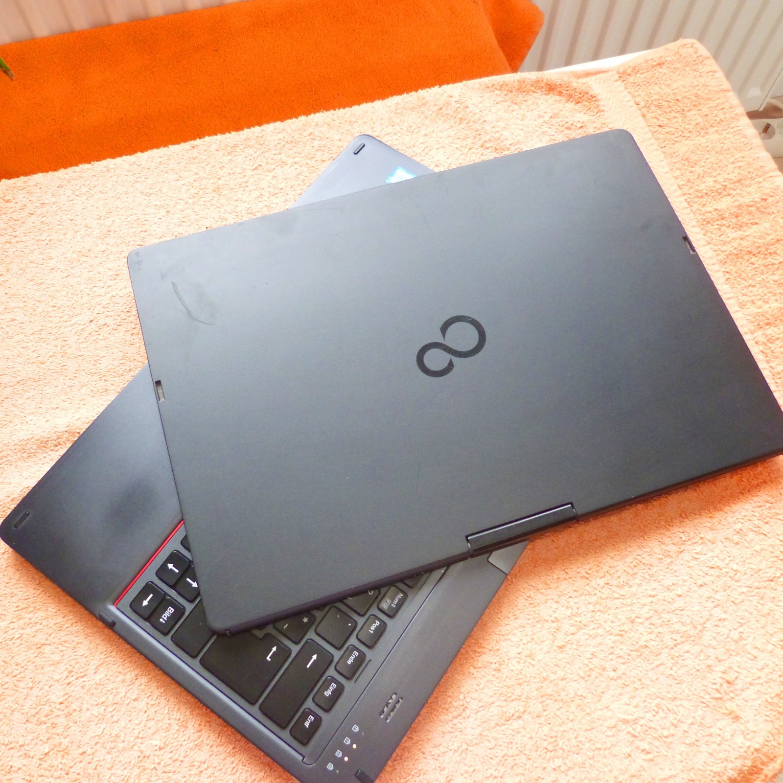 Fujitsu T939 Convertible 360 SWIVEL Tablet 13″ TOUCH Windows 11 SSD 8GEN i5