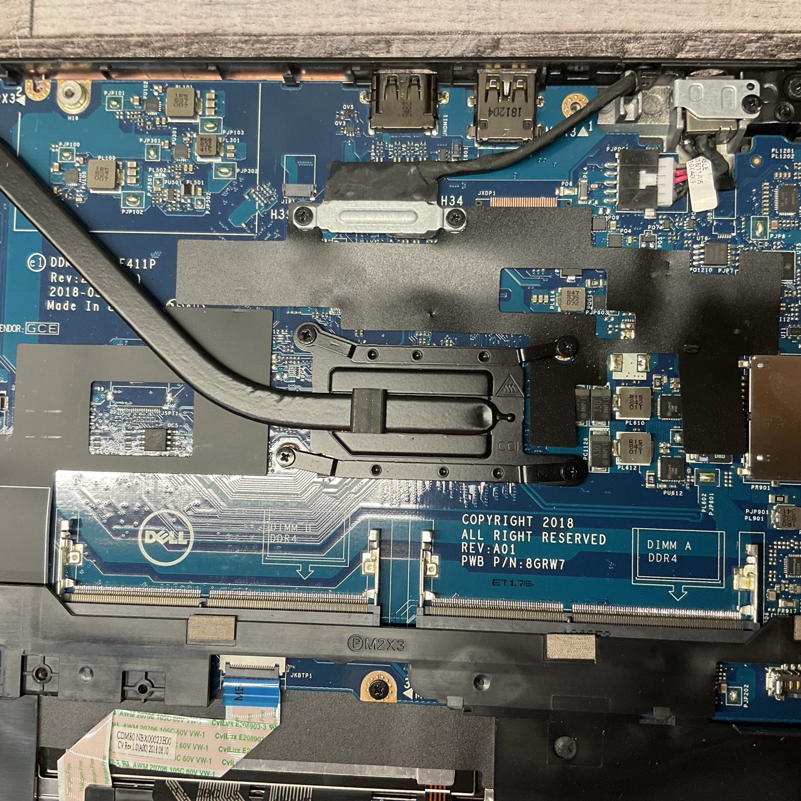 Dell Latitude 5590 / No POST / Cracked Screen / No RAM / No SSD / O10