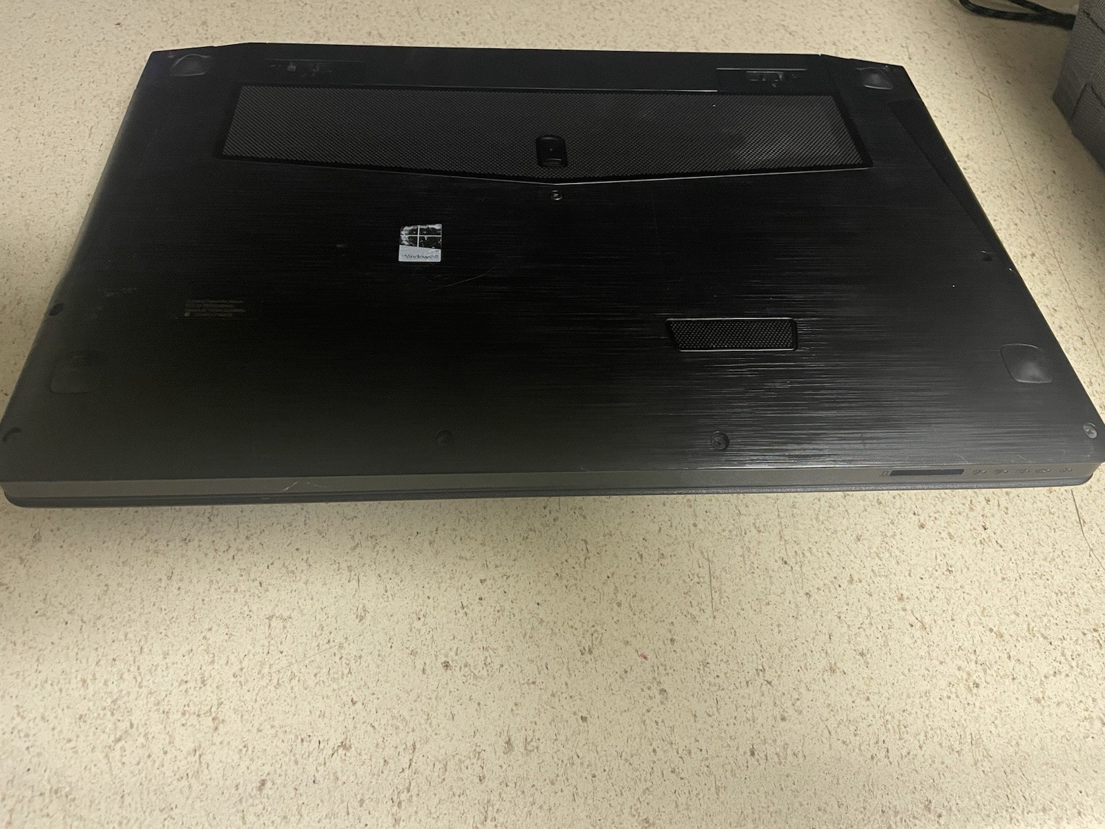 Lenovo Ideapad Y500 Gaming Laptop. 8GB Ram 1TB HDD/ Win 10/ Nvidia GeForce 750M