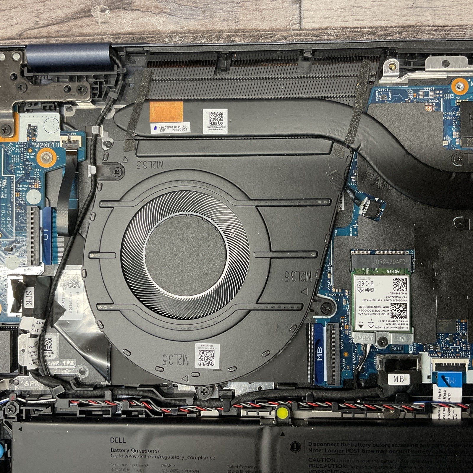 Dell Inspiron 16 7640 2-in-1 / Core Ultra 7 / 32GB / No POST / No SSD / M5