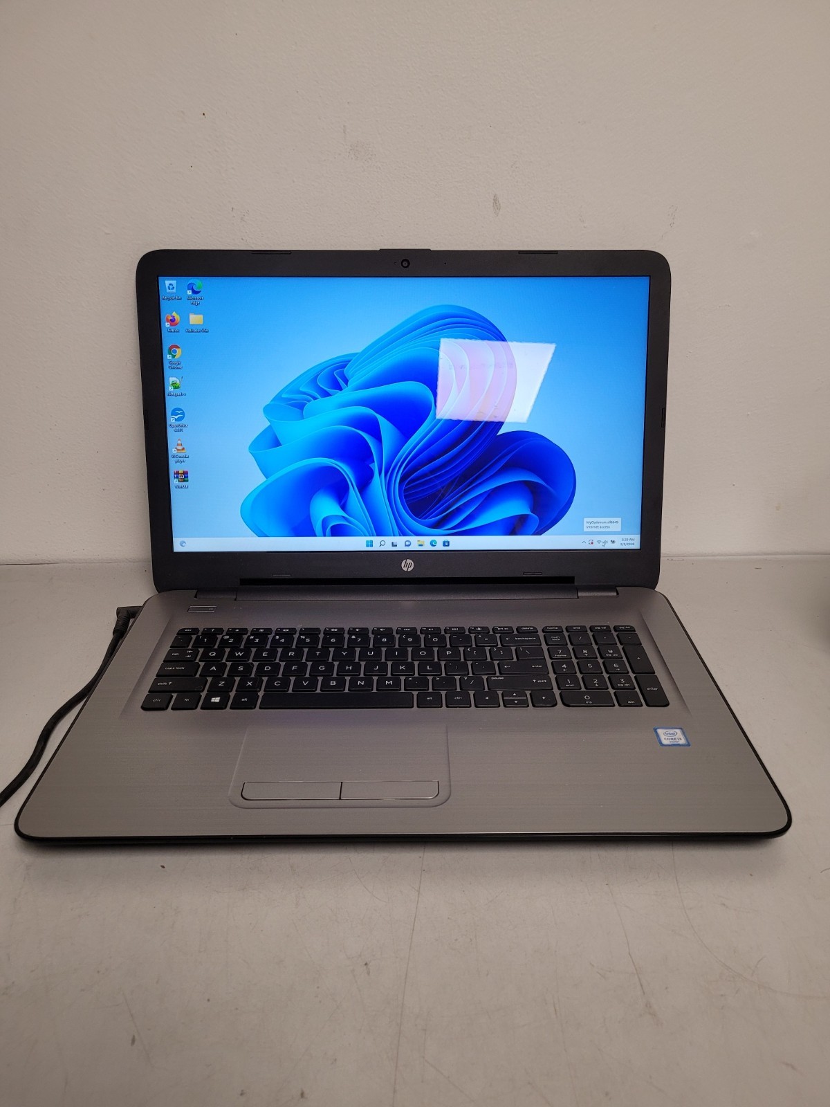 Hp notebook 17-x061nr 17.3″ i3-6100u 2.3ghz 8Gb ram 1tb hdd charger 8CG707101P