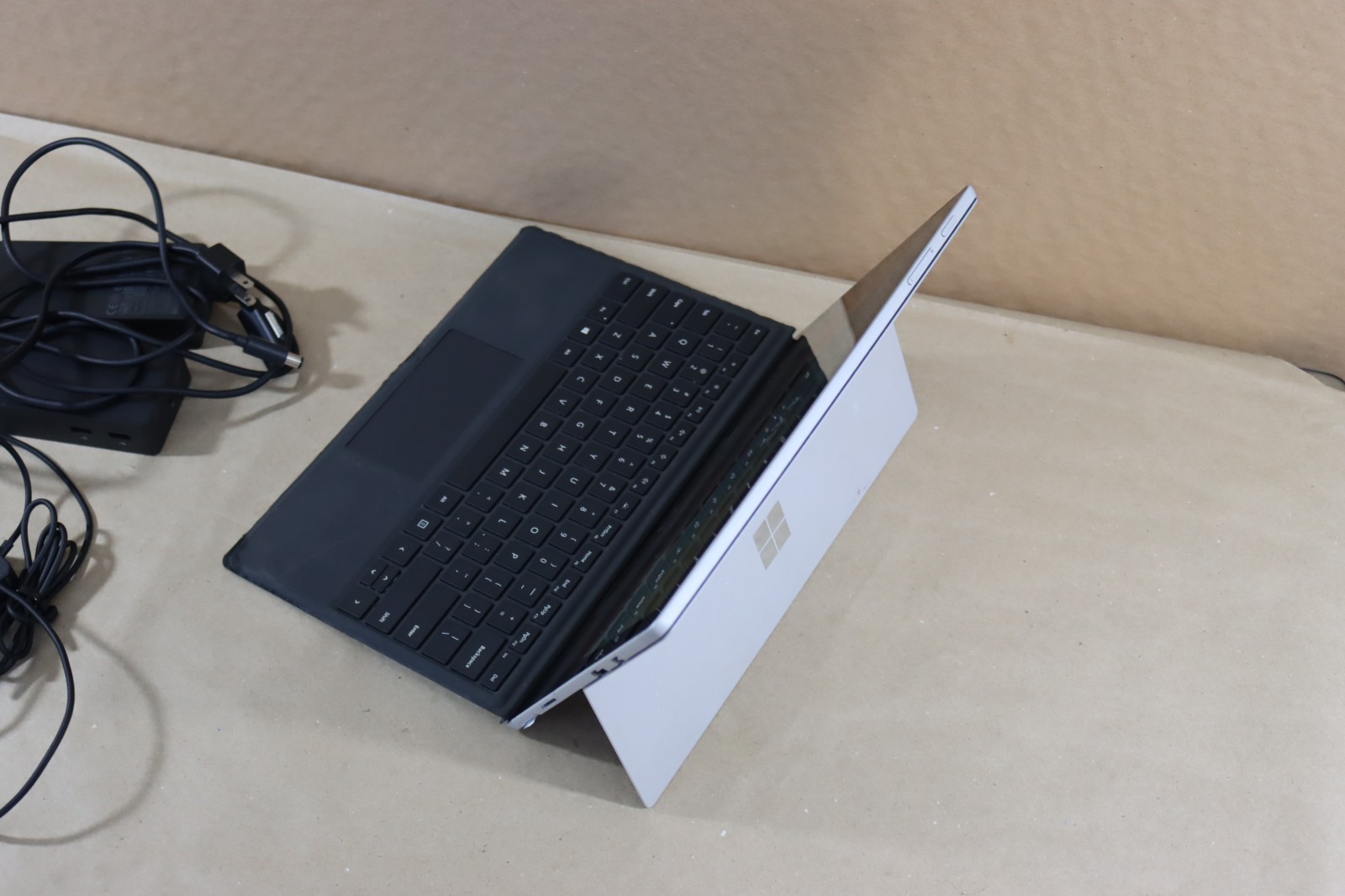 Microsoft Surface Pro 5 i5-7300U 8GB RAM 256GB Wi-Fi + LTE
